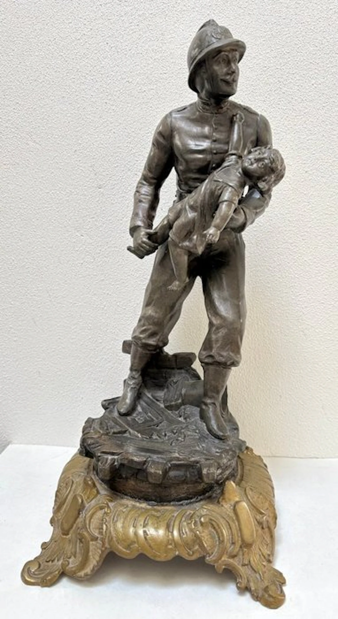 Alphonse Rucho - Statue, Le pompier et la fillette sauvée - 40 cm - Metal
