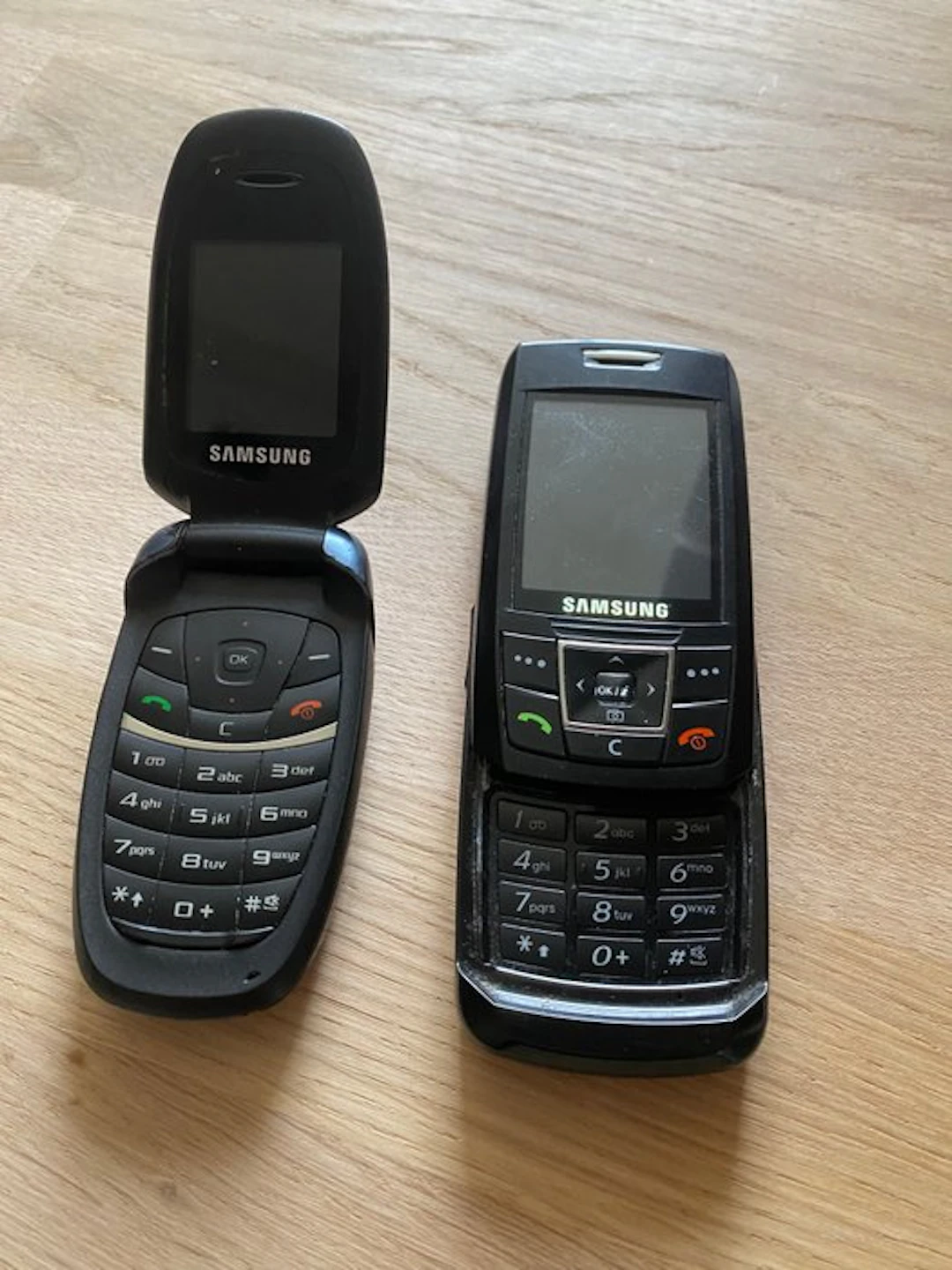 Samsung SGH-E250 Slider + Samsung SGH-C520 - Mobile phone (2)