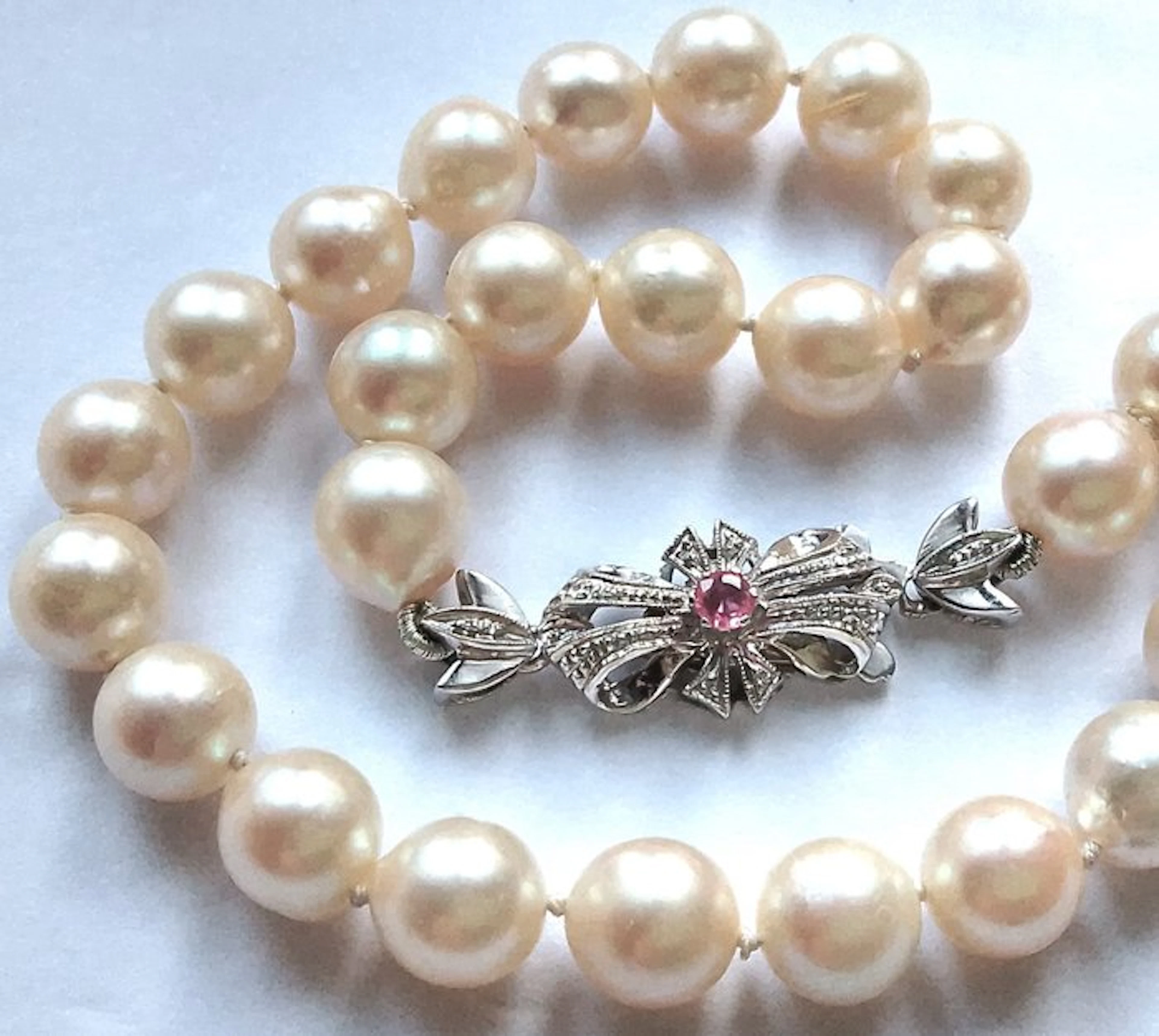 String of beads 18 kt white gold - Akoya pearls up to 8.2 mm - ruby