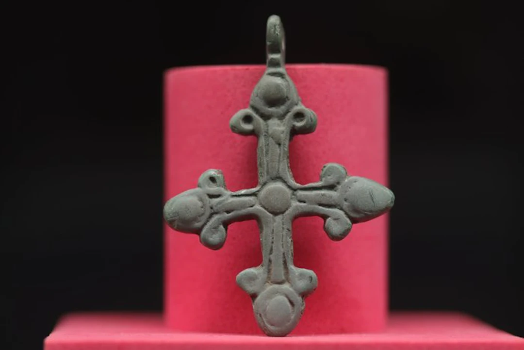 Medieval (Gothic) - Bronze Votive Cross pendant - 4.9 cm (No reserve price)