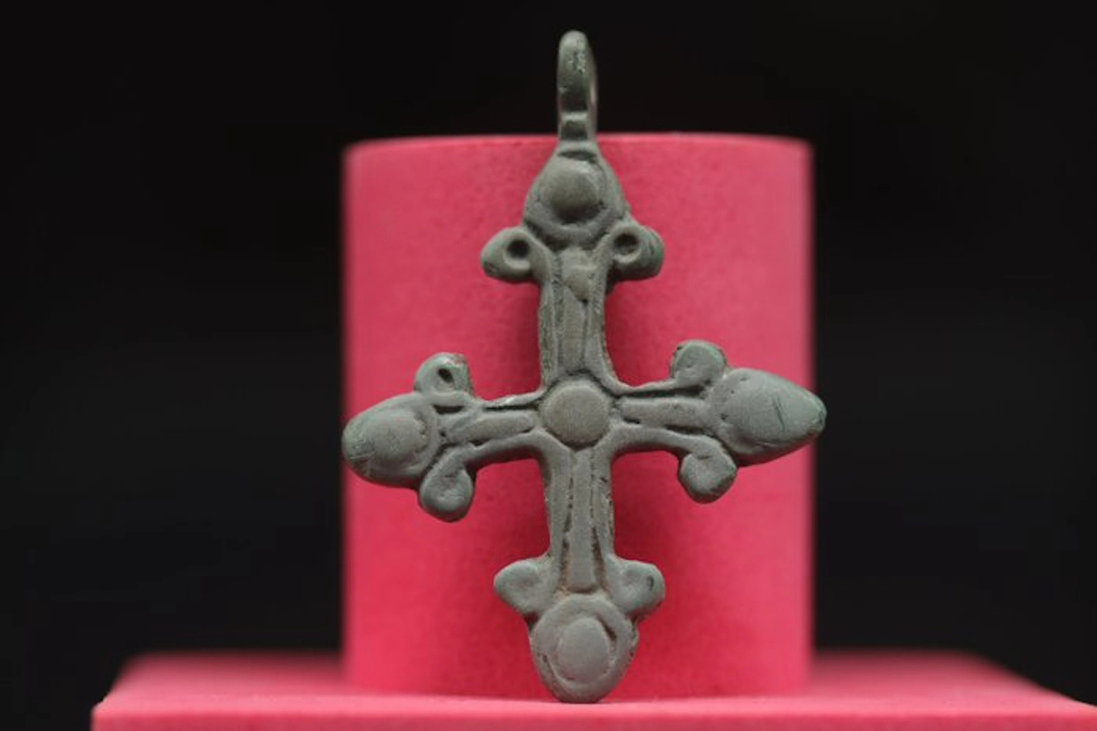 Medieval (Gothic) - Bronze Votive Cross pendant - 4.9 cm (No reserve price)
