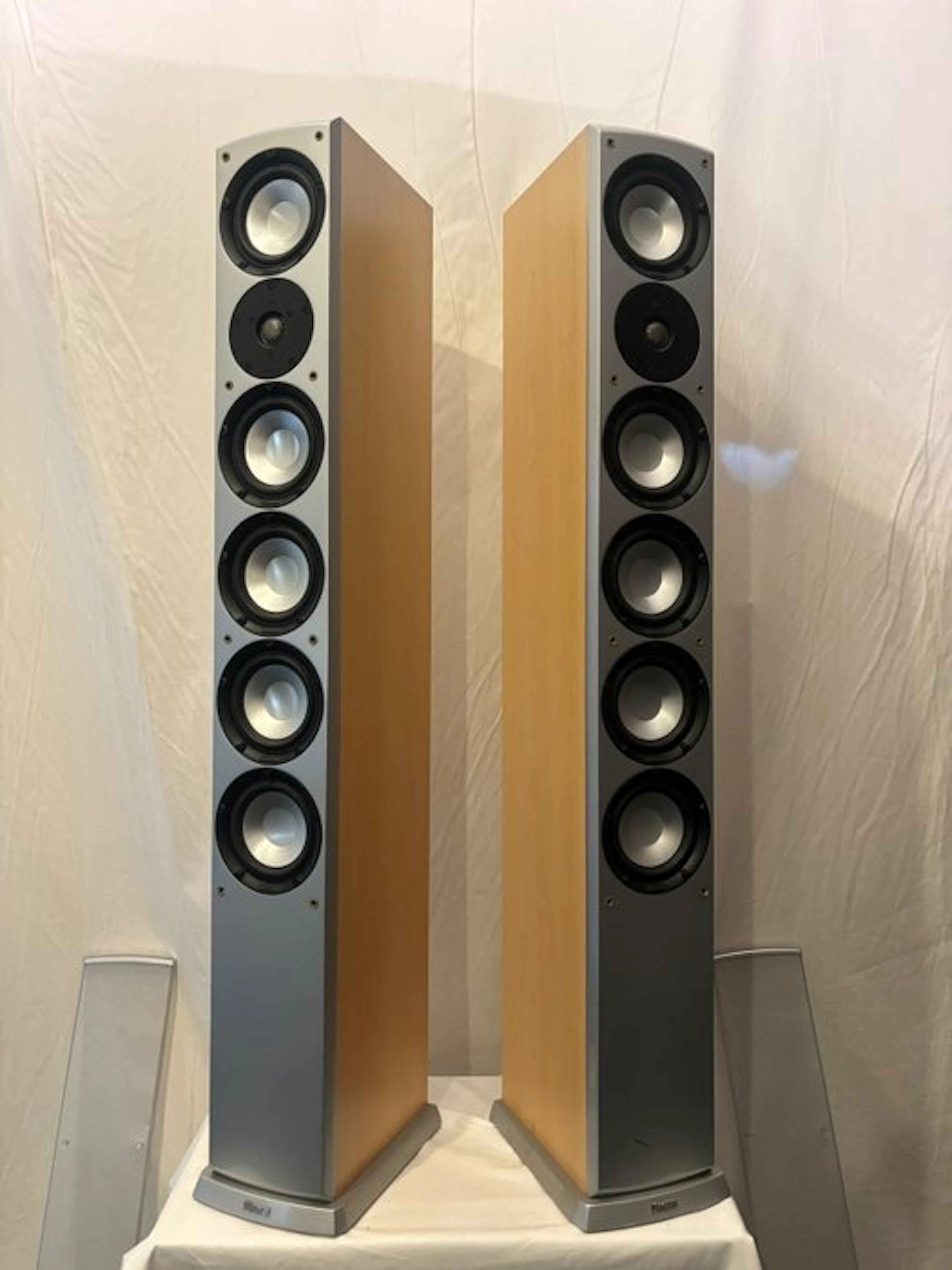 Magnat - Quantum 508 / 3-Way Slim Floorstanding Speaker set