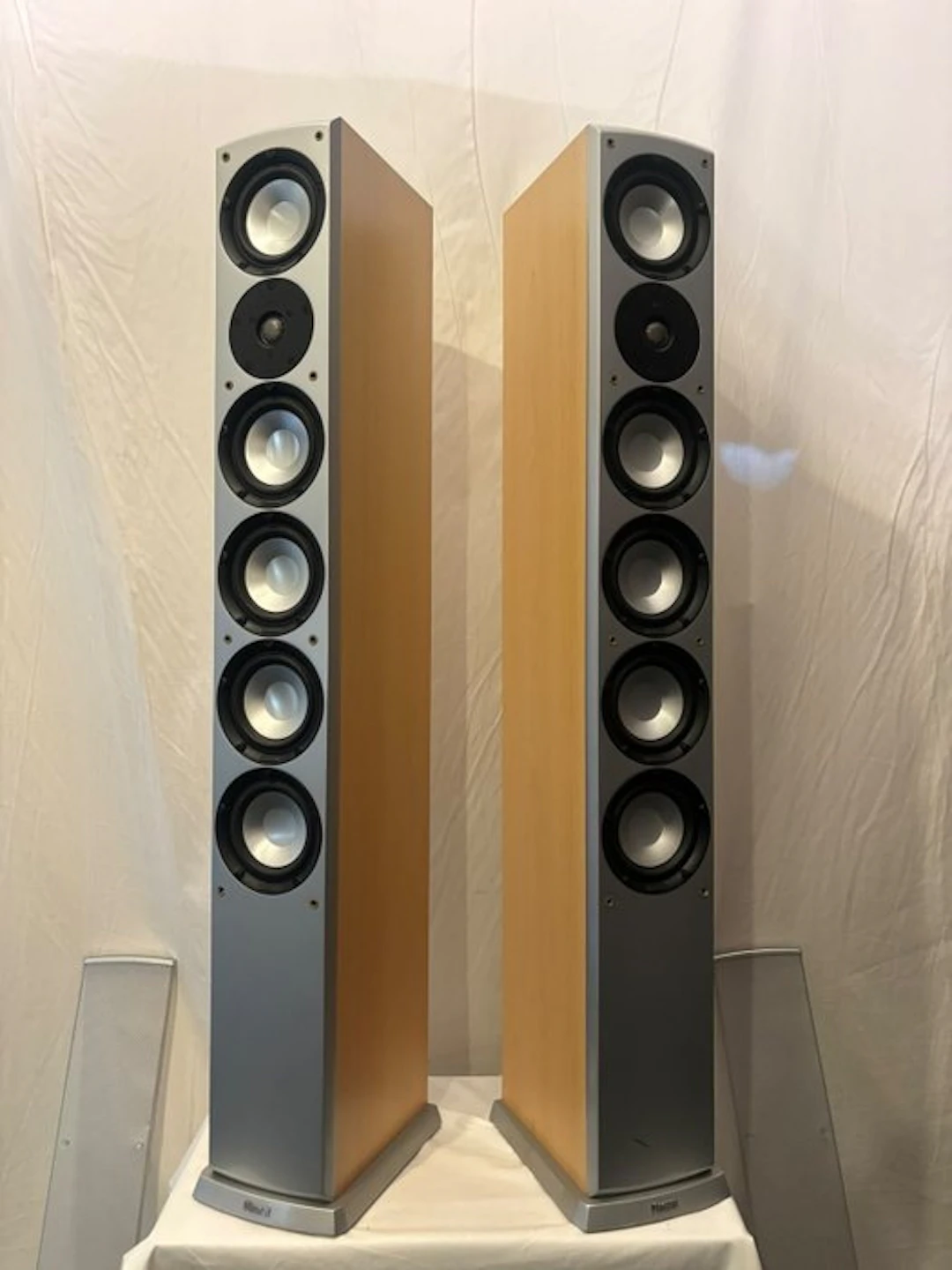 Magnat - Quantum 508 / 3-Way Slim Floorstanding Speaker set