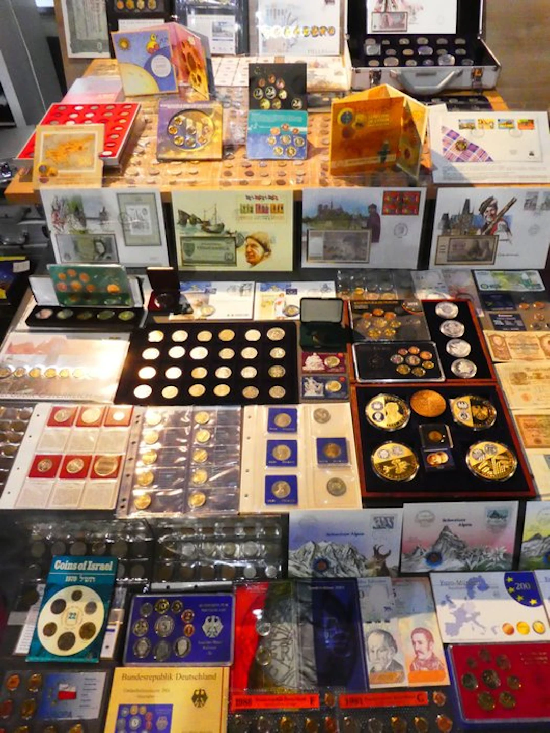 World. Collection of coins/banknote/medals/euro inkl