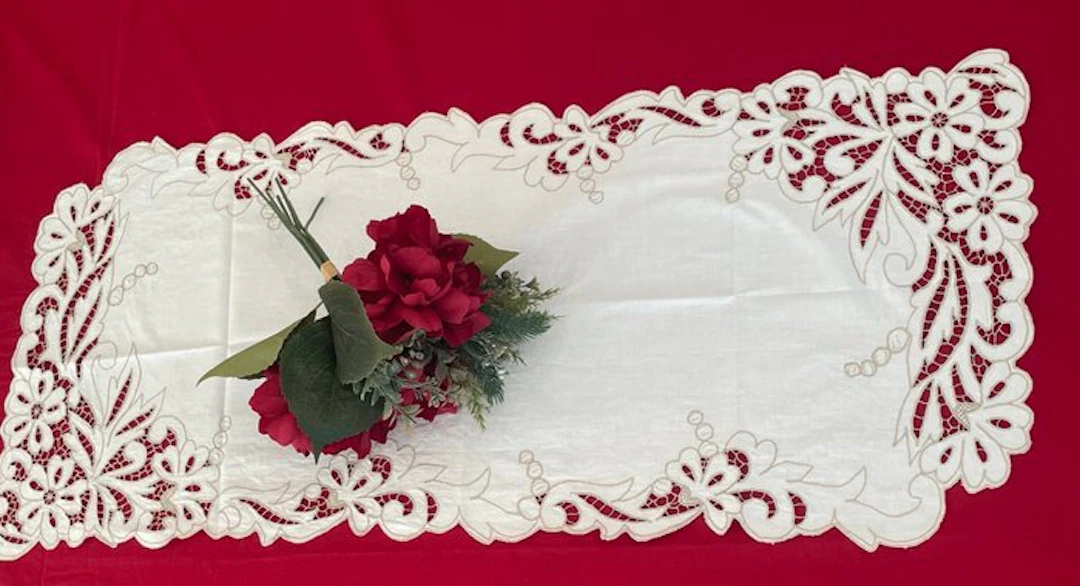 ricami fatti a mano - Centrepiece - Linen and Burano lace with floral motifs