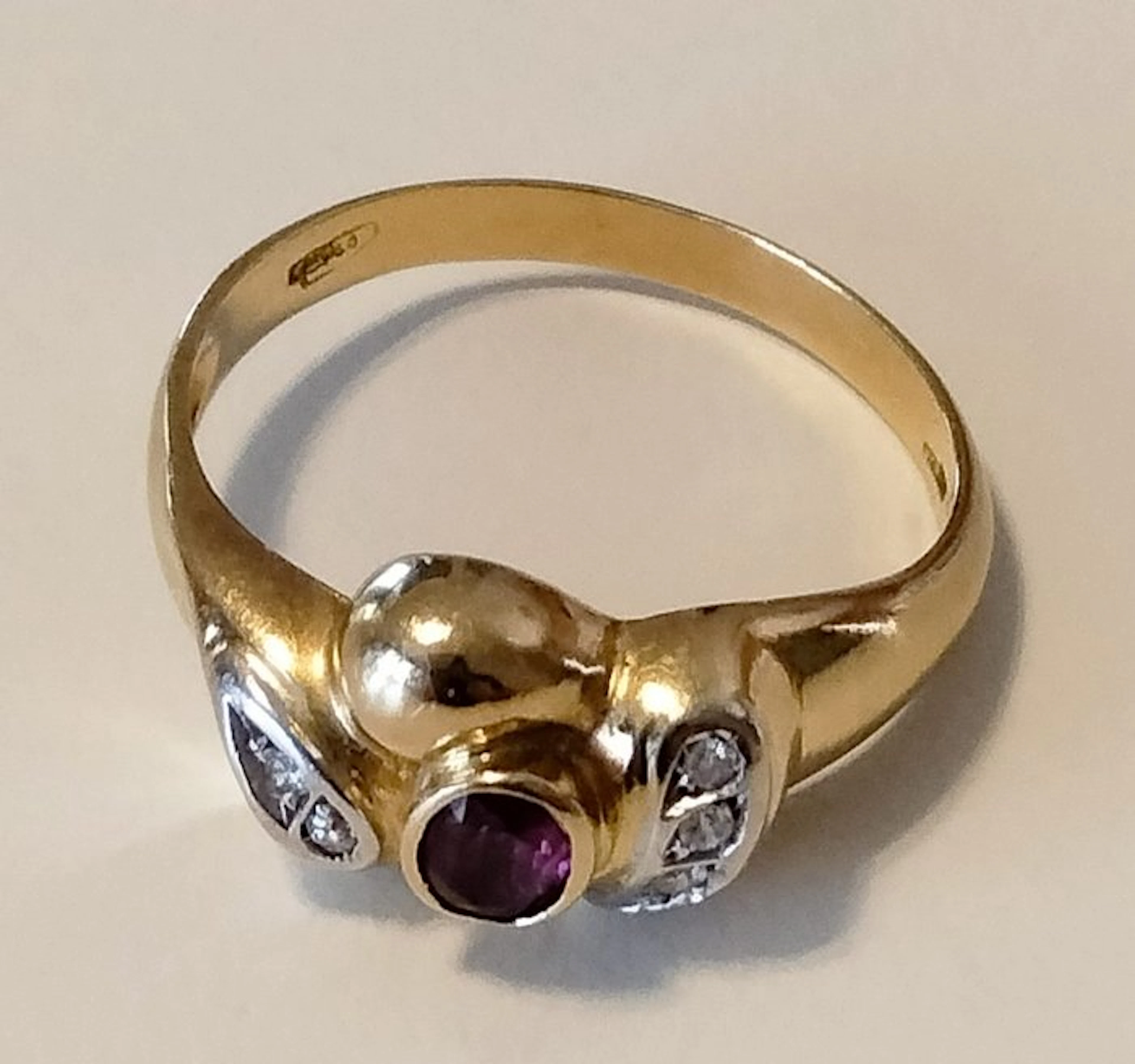 Ring - 18 kt. Yellow gold, White gold Ruby - Diamond