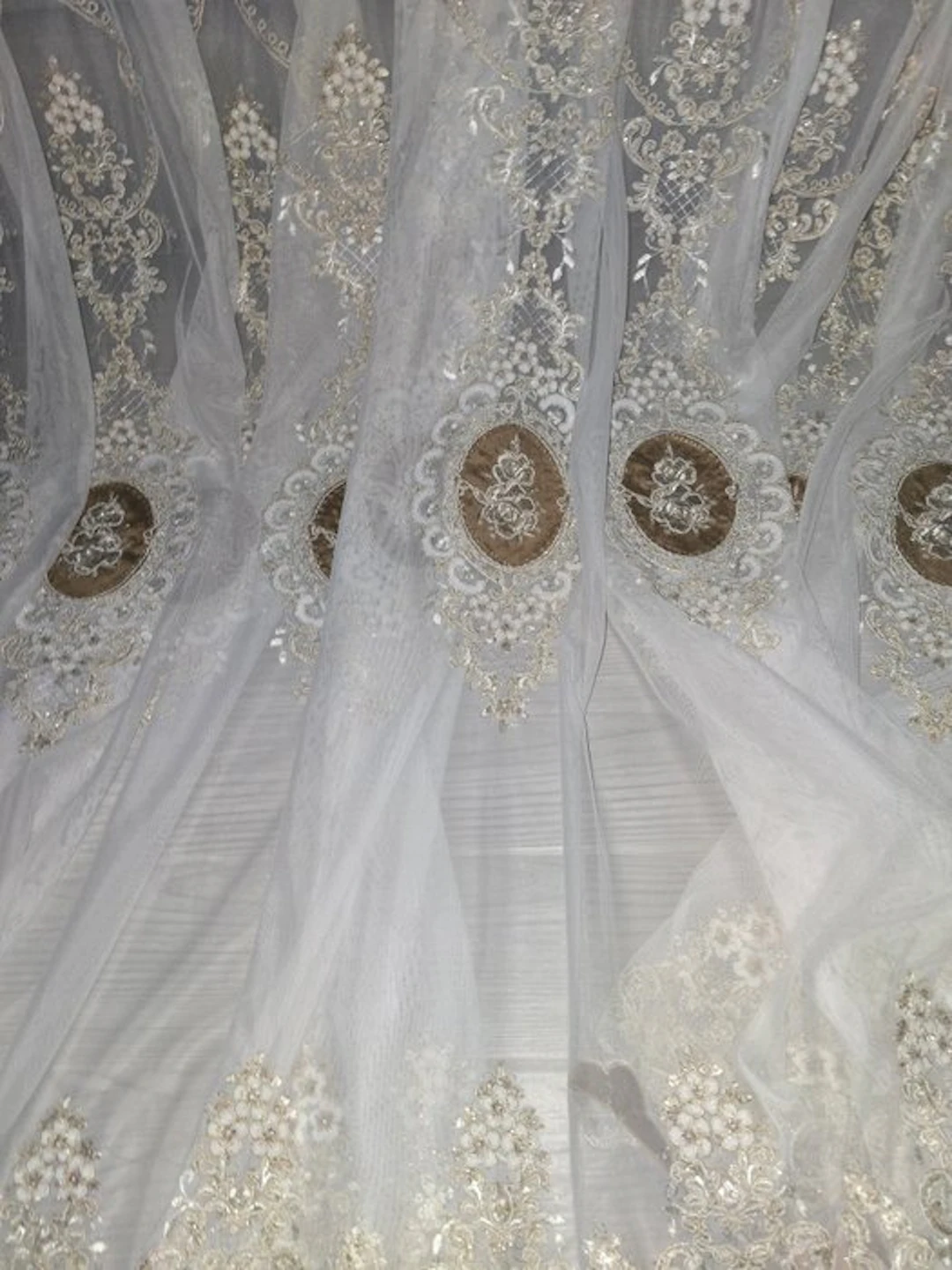 Favoloso tulle ricamato con medaglioni e perle 400x300 cm...