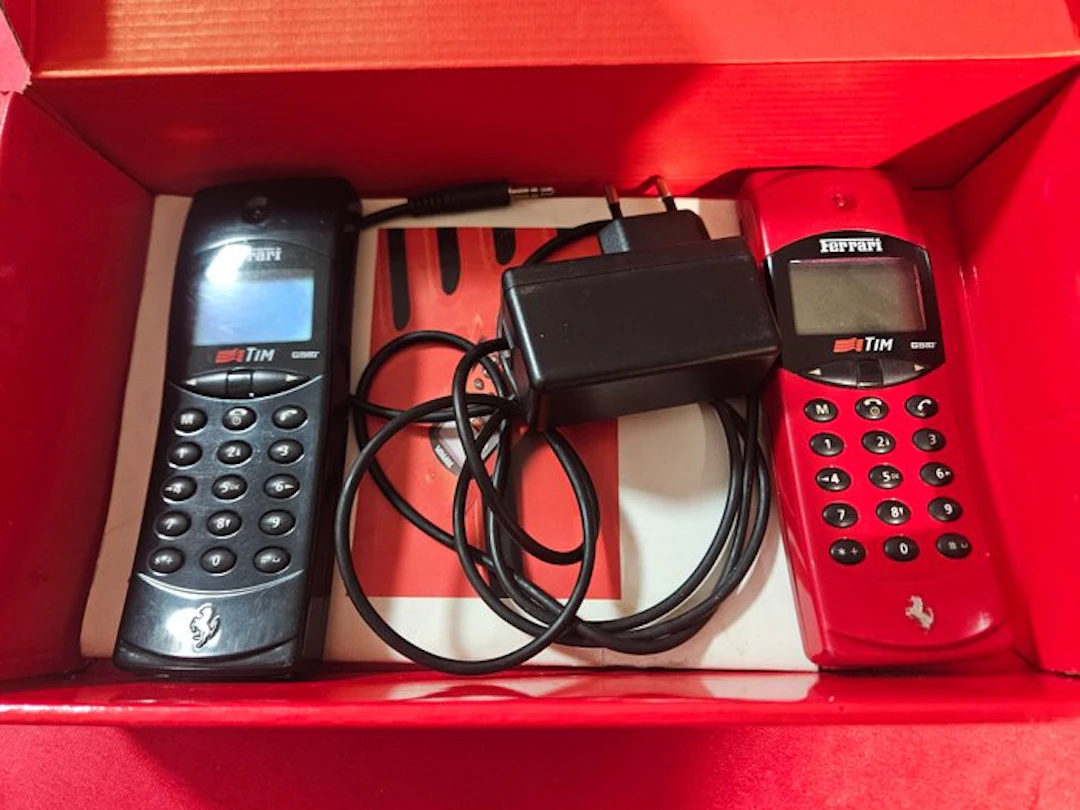 cell phone f 10 - Ferrari - F10