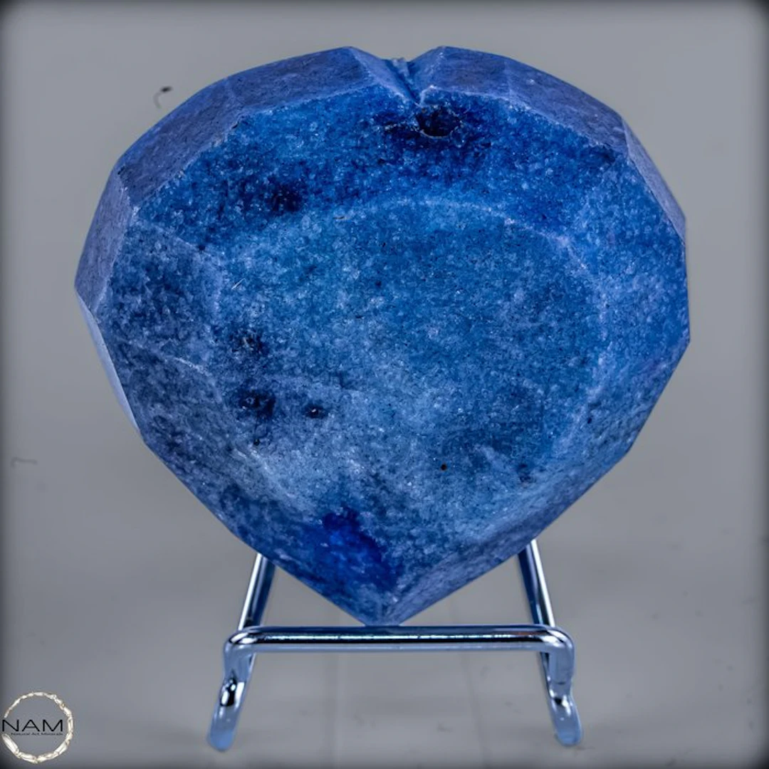 Tanzanite Heart – Deep Blue and Natural crystal structure...