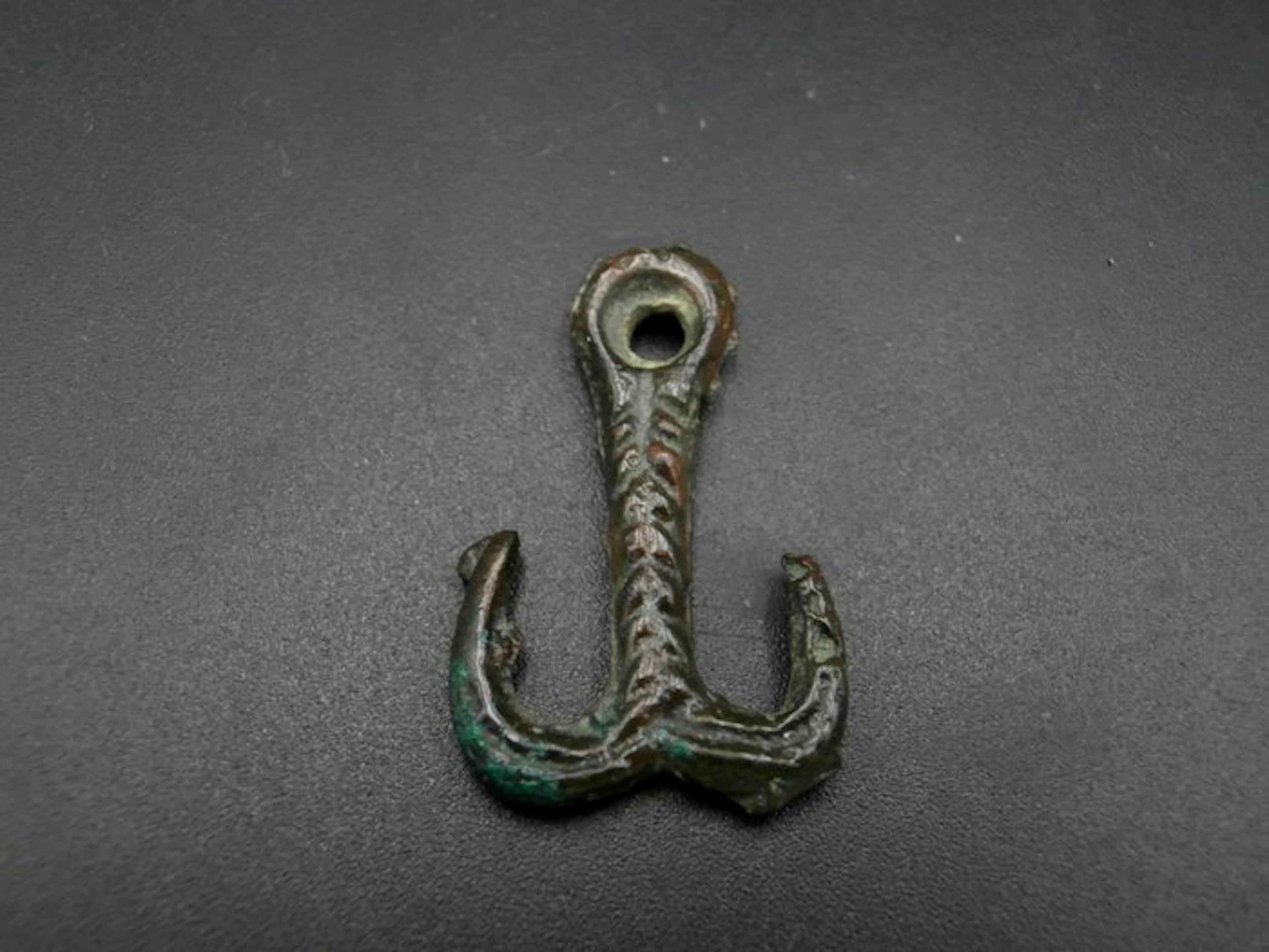 Viking period: beautiful bronze Viking anchor amulet (No reserve price)