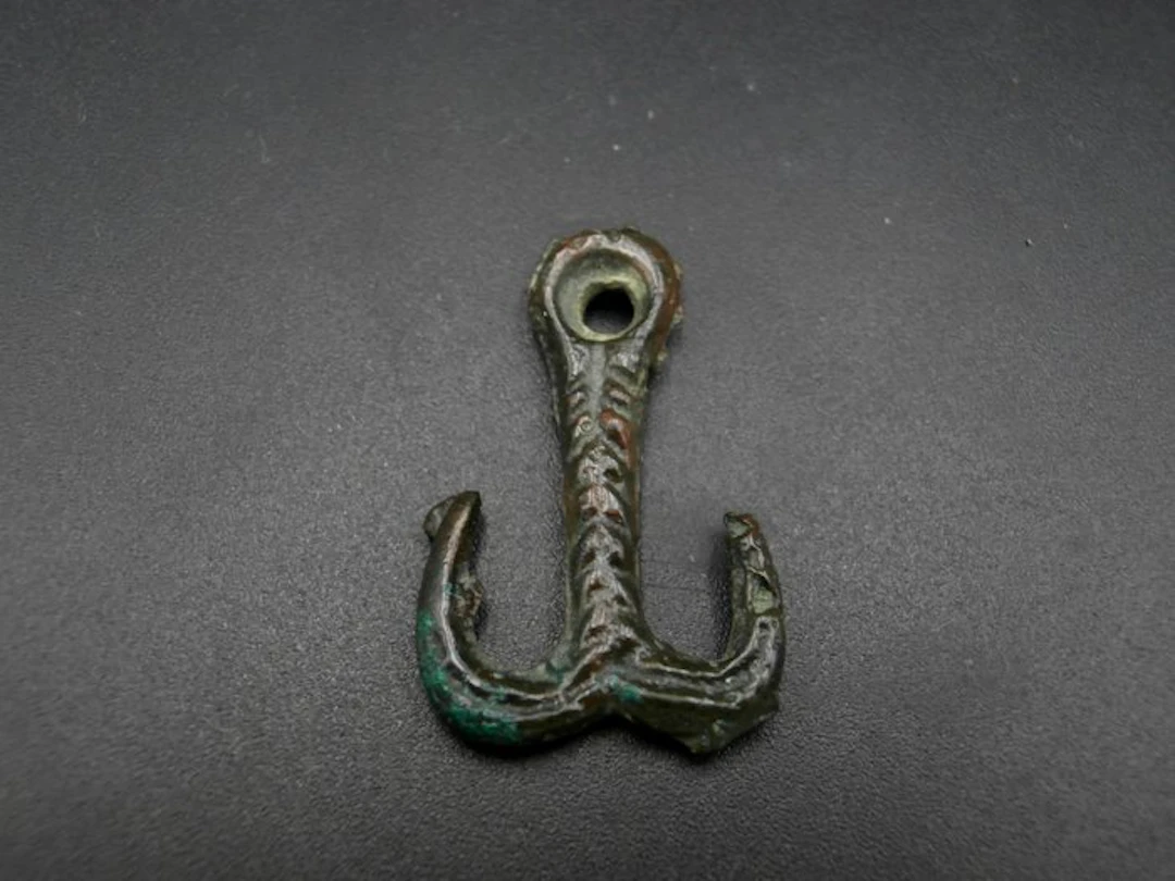 Viking period: beautiful bronze Viking anchor amulet (No reserve price)