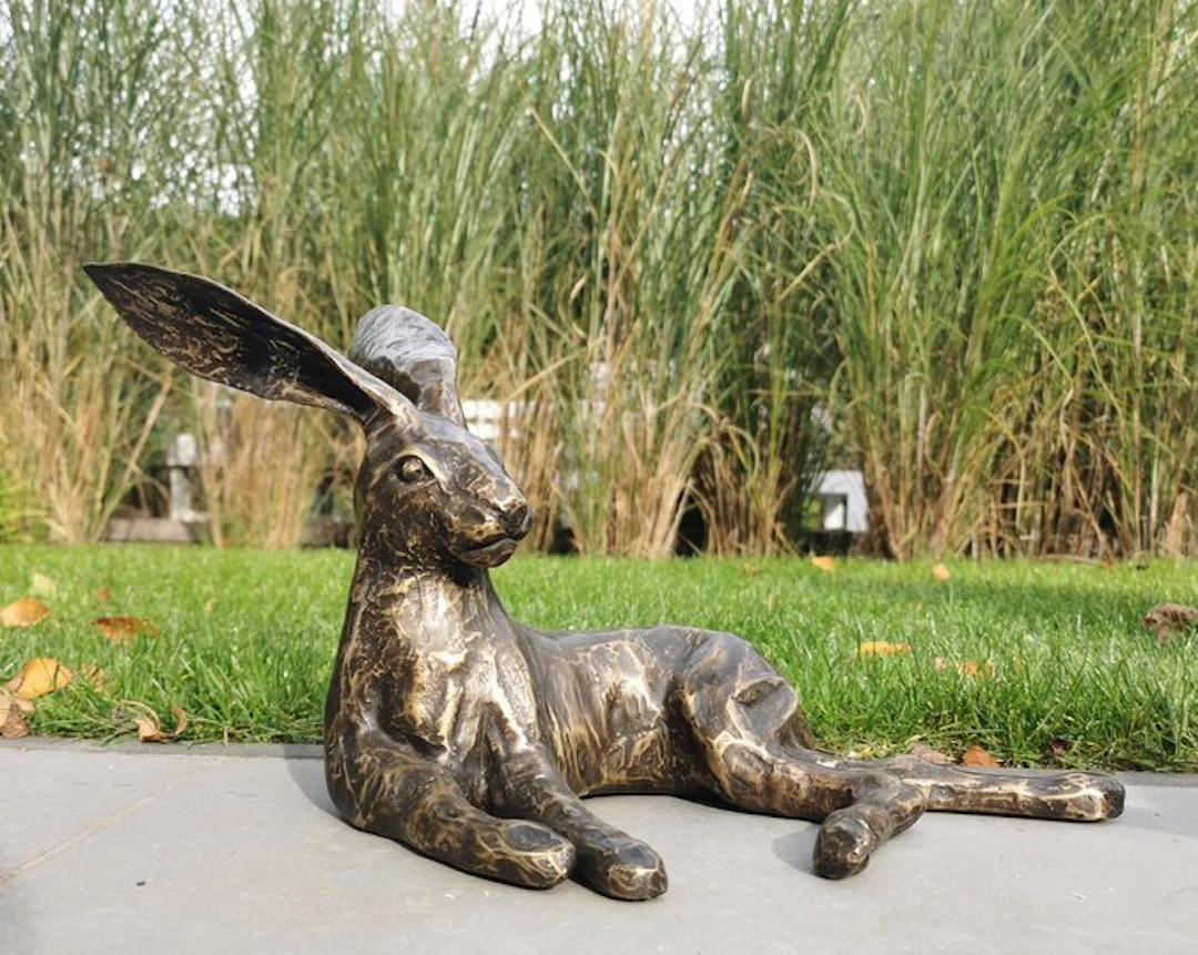 Figurine - Chillende haas - Bronze