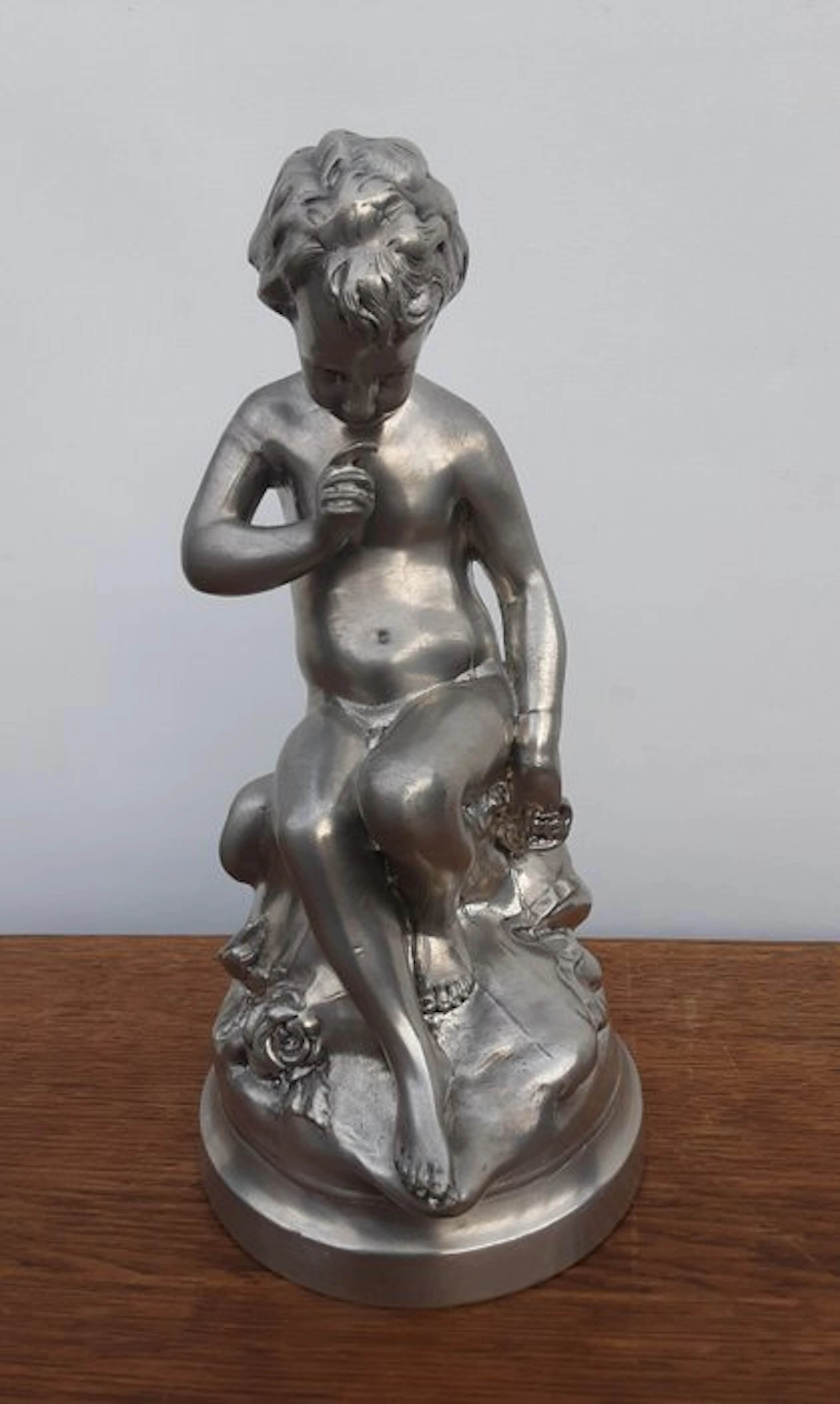 Statue, Zittende putto - 27 cm - Tin