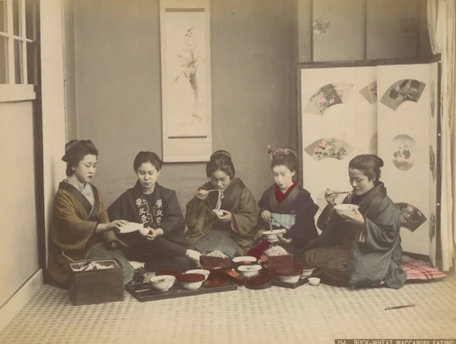 Kuzakabe Kimbei, Yokohama School (XIX) - Buck-wheat maccaroni eating