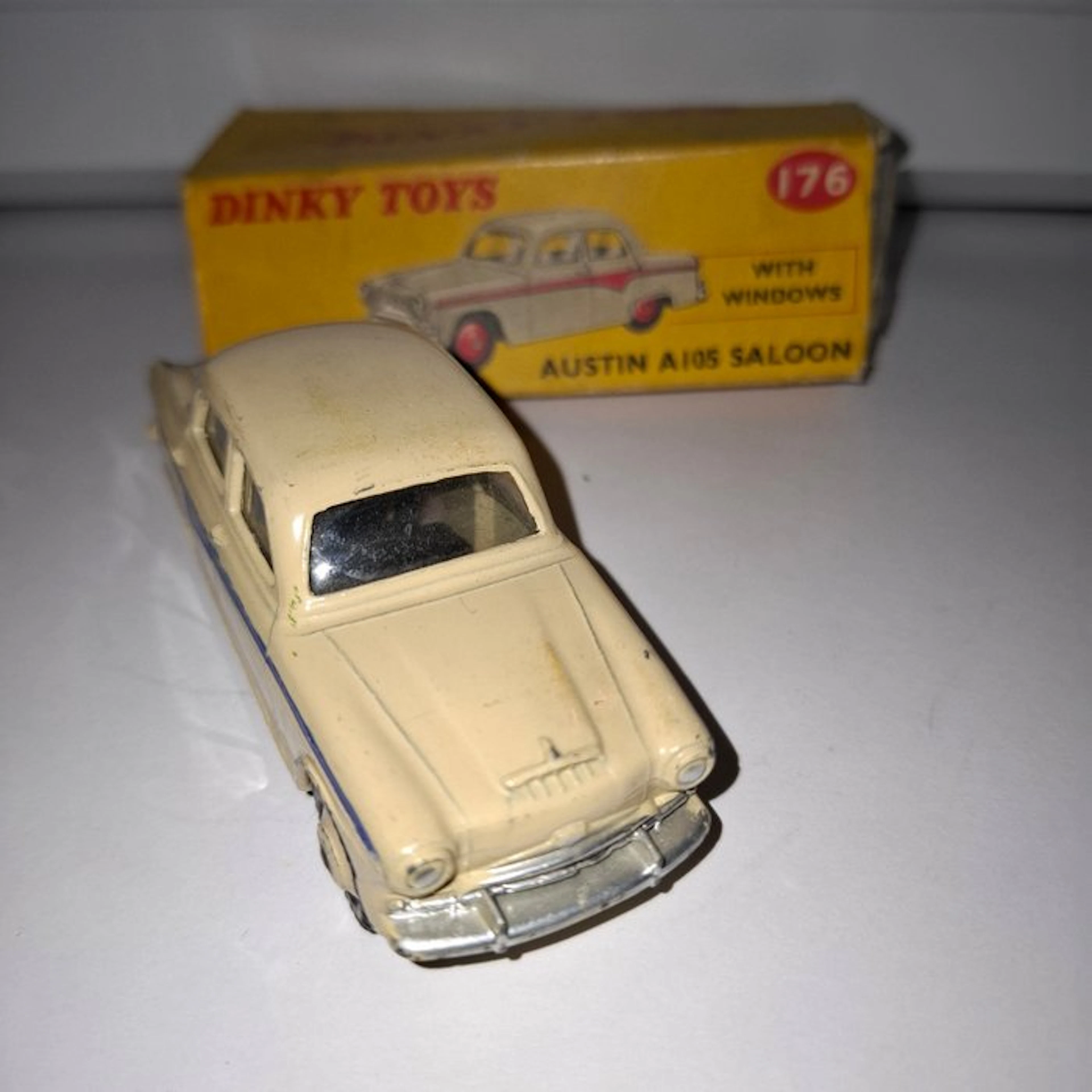 Dinky Toys 1:43 - Model car - Austin A105 Saloon