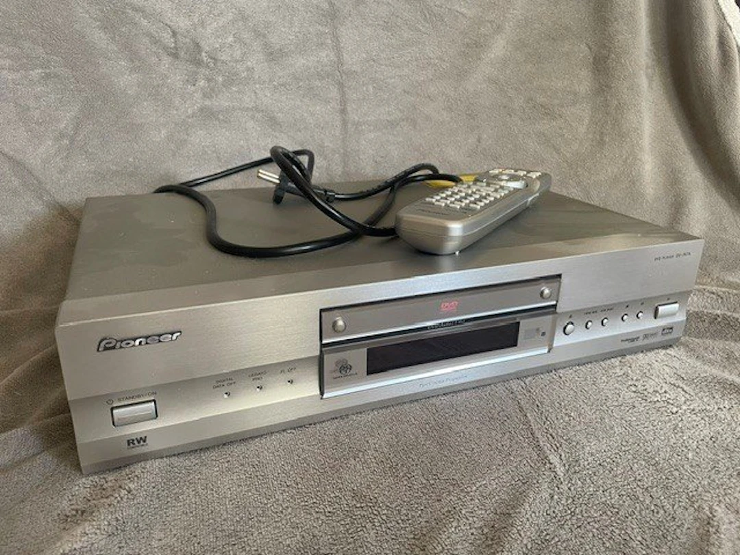 Pioneer - DV-747A Universal DVD / SACD / CD player