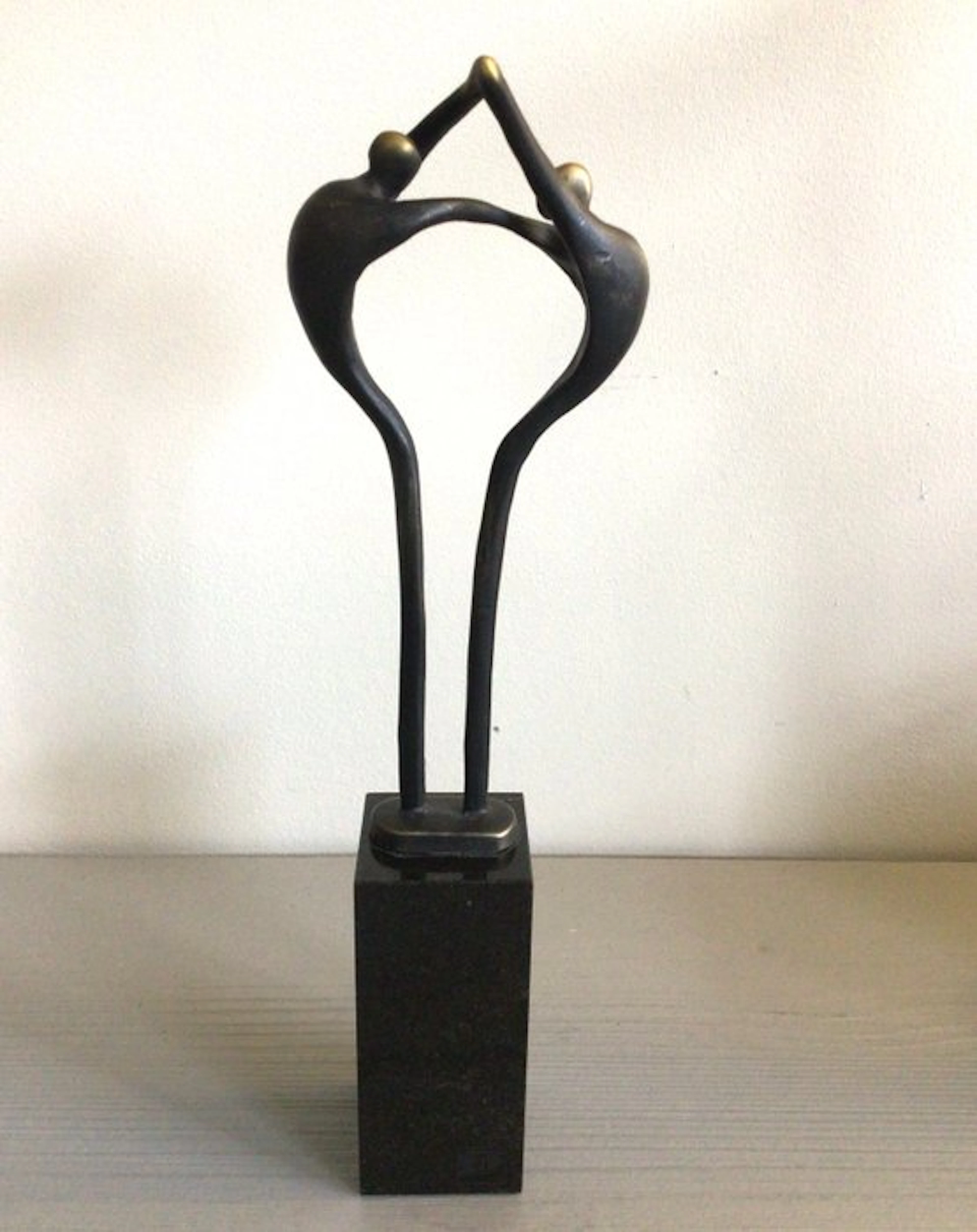 Corry Ammerlaan - Sculpture, “ Van mens tot mens “ - 23 cm - patinated bronze