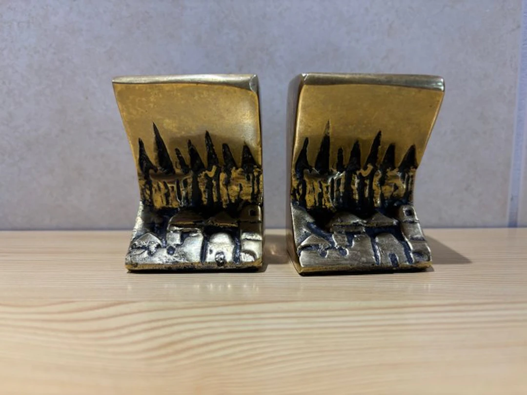 Brutalist Judaica (2) - Cast brass - 1970-1980 - Shabbat candlesticks.