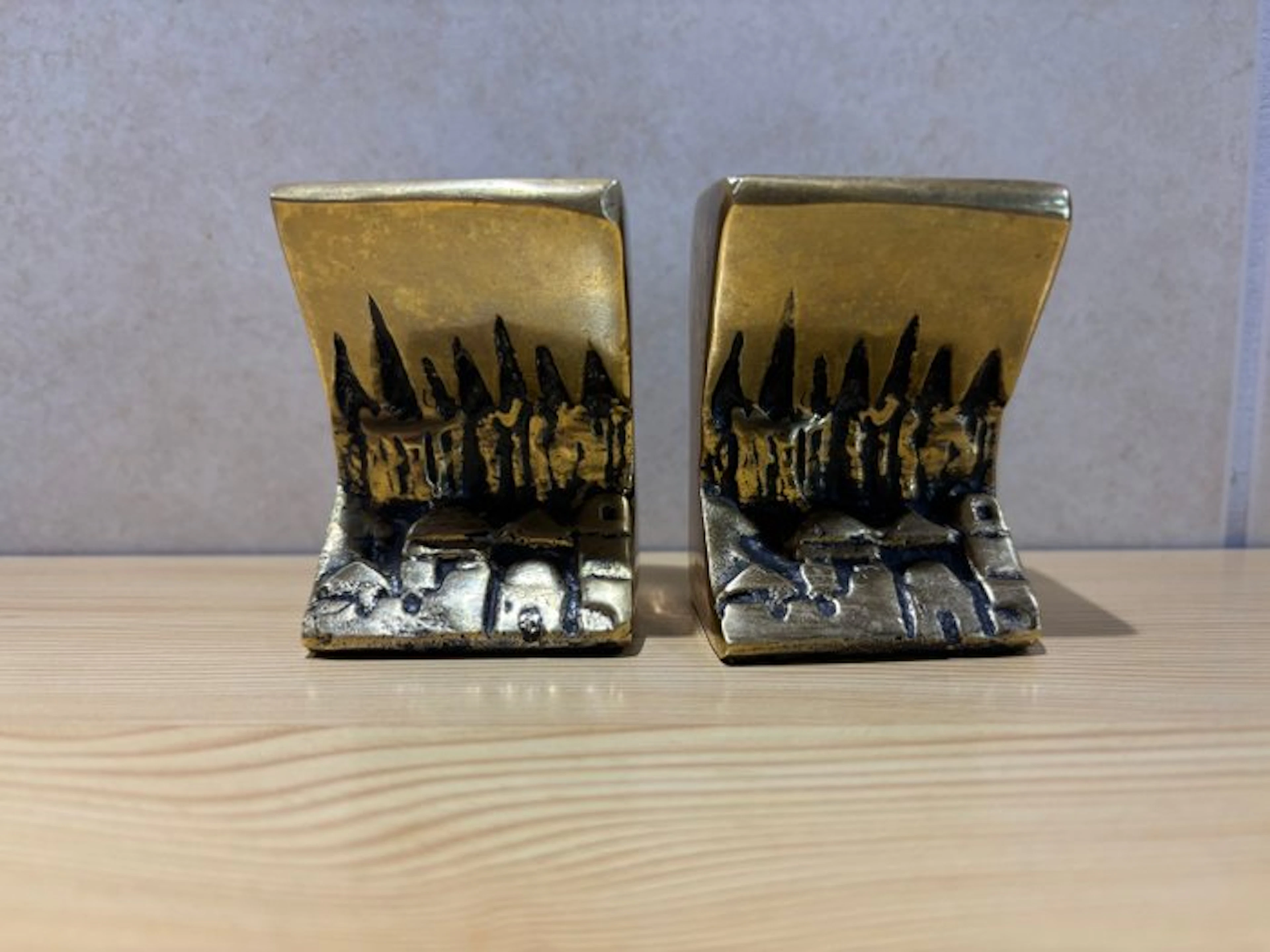 Brutalist Judaica (2) - Cast brass - 1970-1980 - Shabbat candlesticks.
