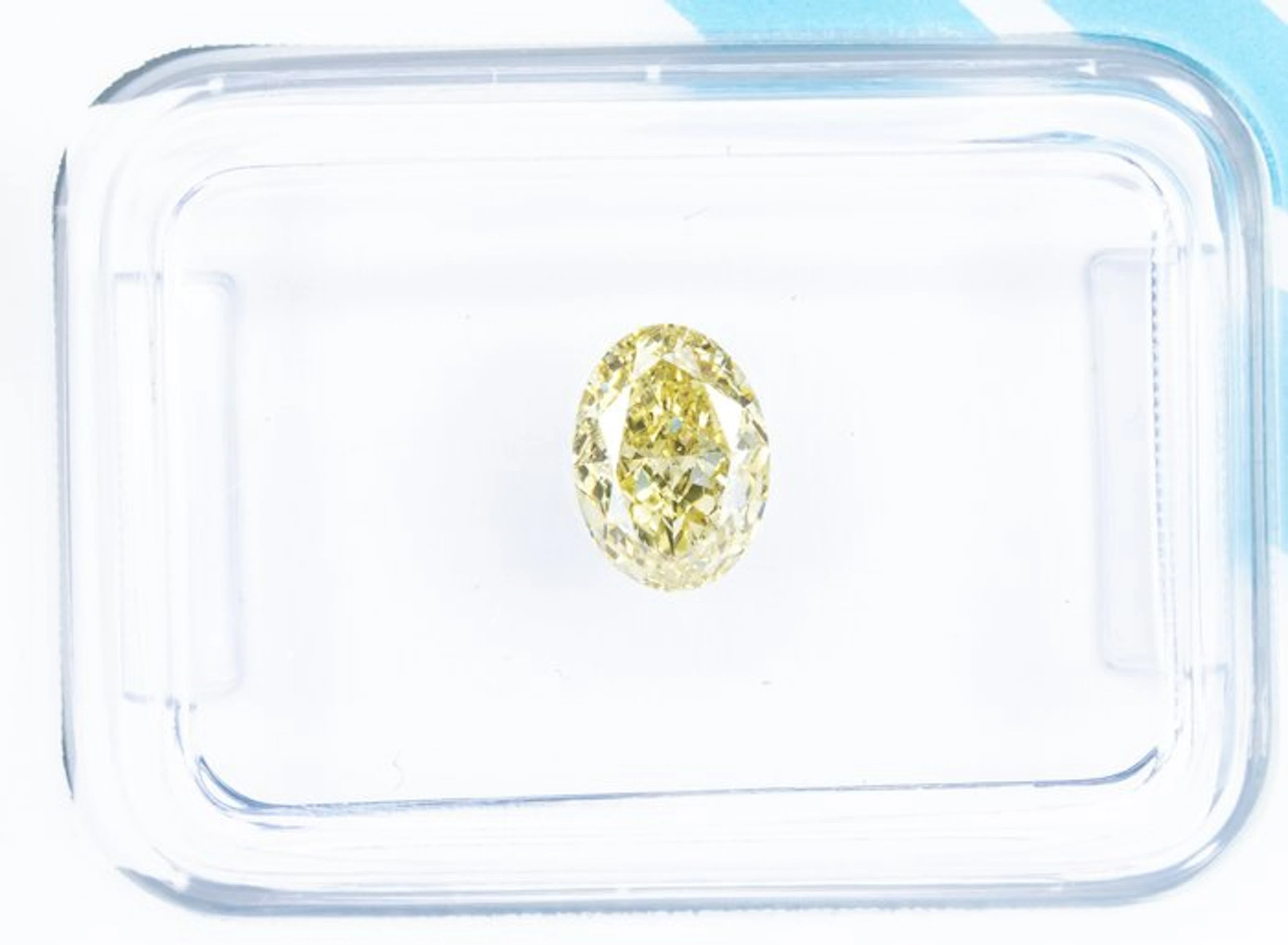 No reserve price - 1 pcs Diamond (Natural coloured)...