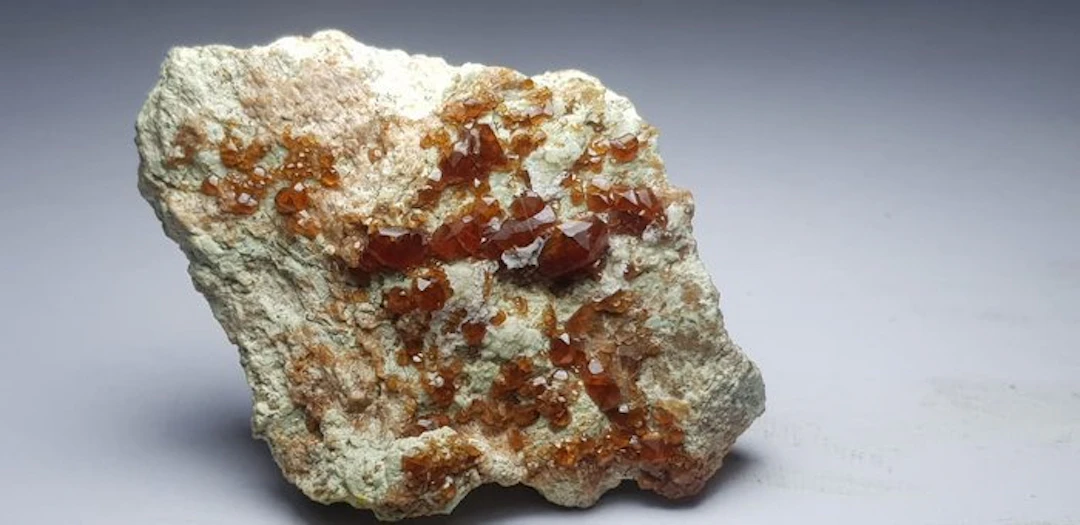 Natural spessartite garnet Specimen - Height: 70 mm - Width: 50 mm- 102 g