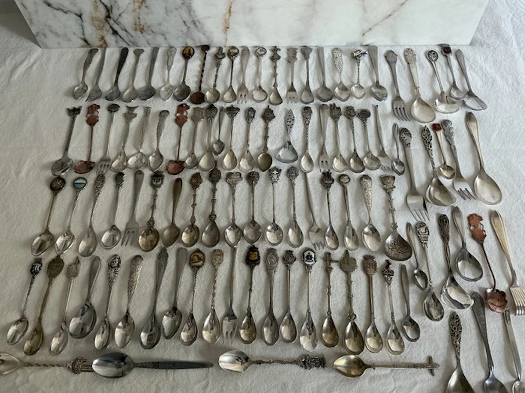 Spoon (100) - silver-plated and metal.