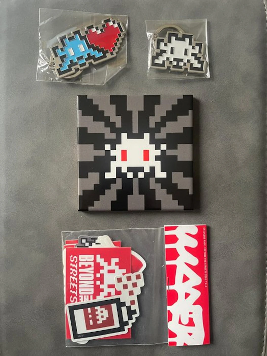 Invader (1969) - Black Sunset Tile numbered + Sticker pack + 2 keychains