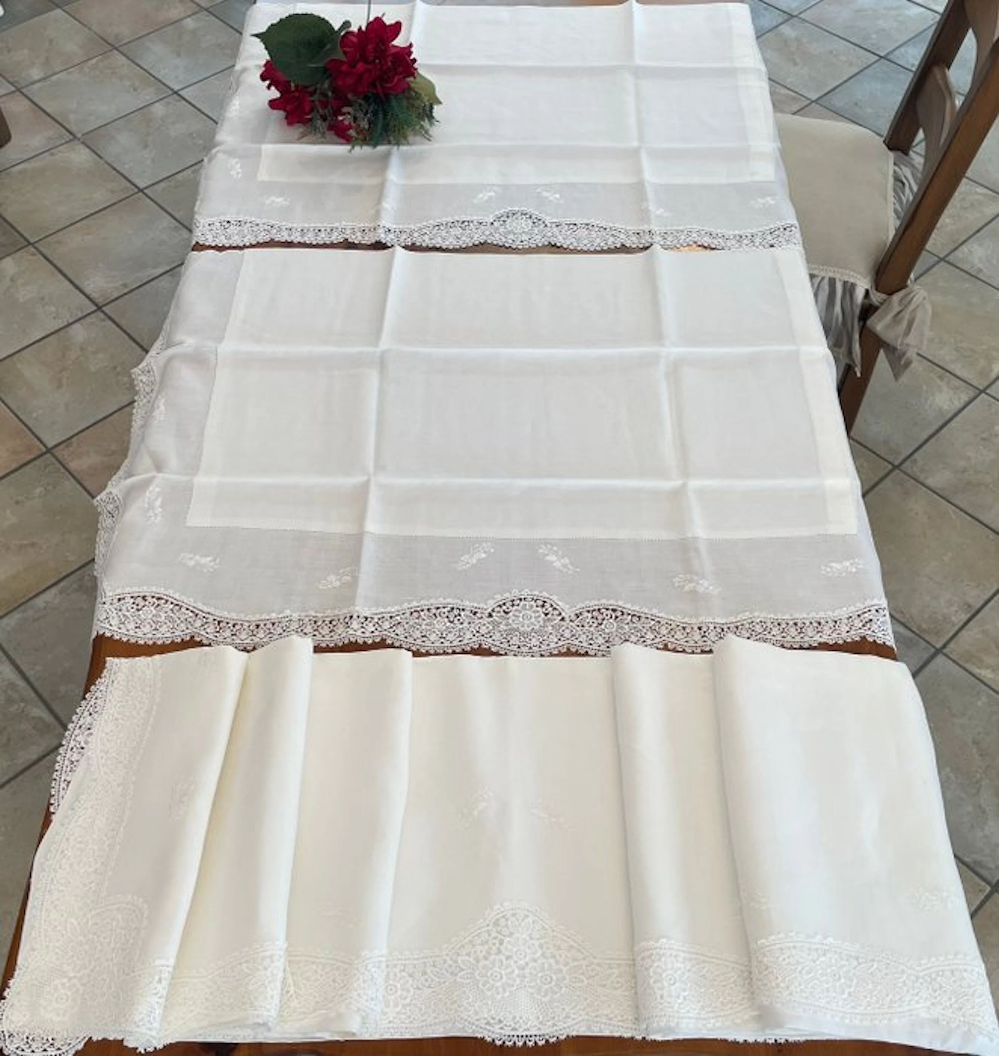 ricami fatti a mano impreziosito lungo la balza da pizzo...