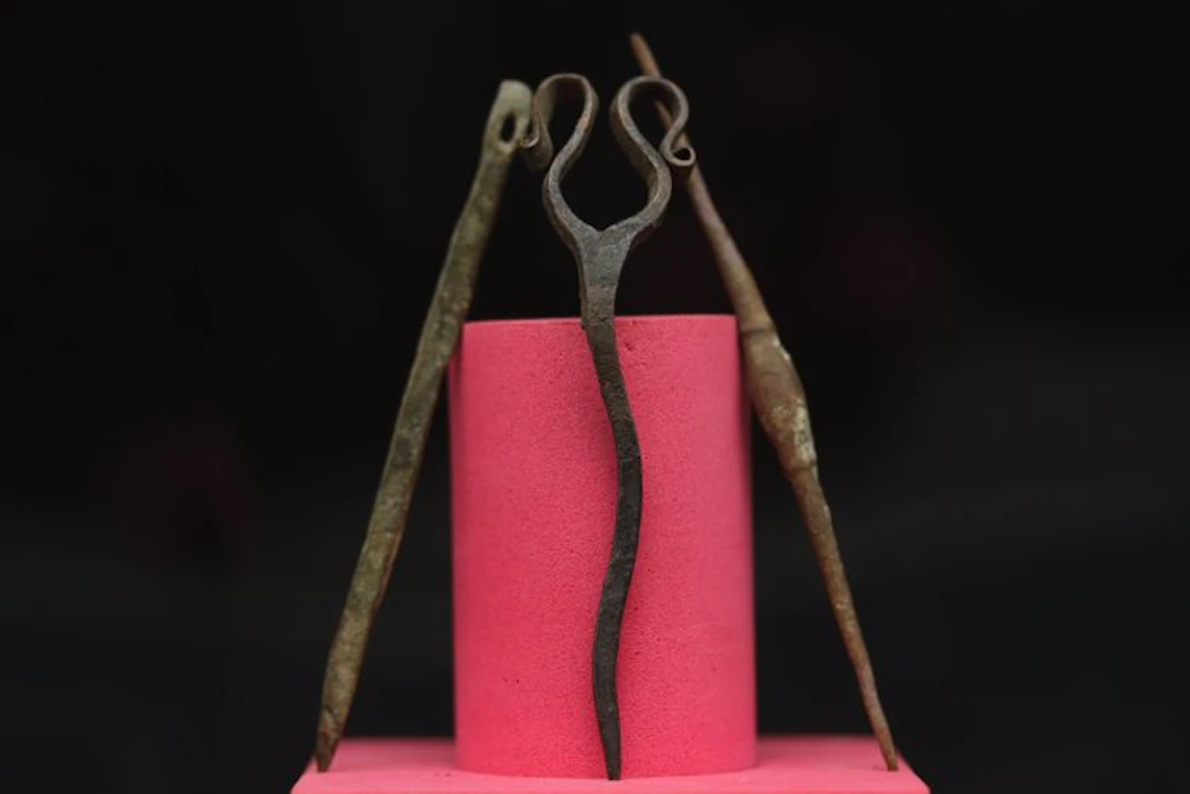 Celtic (La Téne) - 3 x Bronze Votive Pins - 9.1 cm (No reserve price)