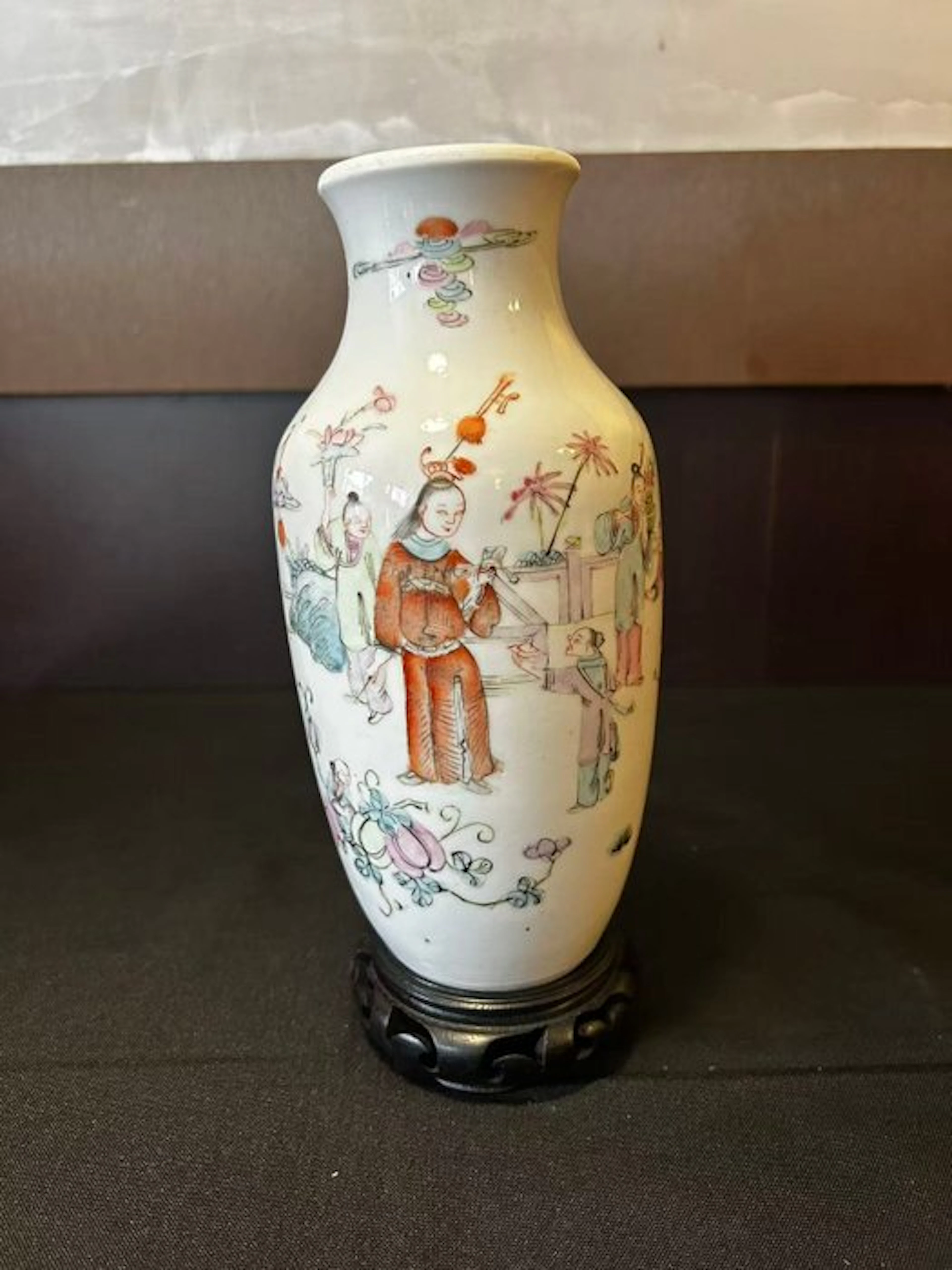 Porcelain vase decorated with Chinese figures