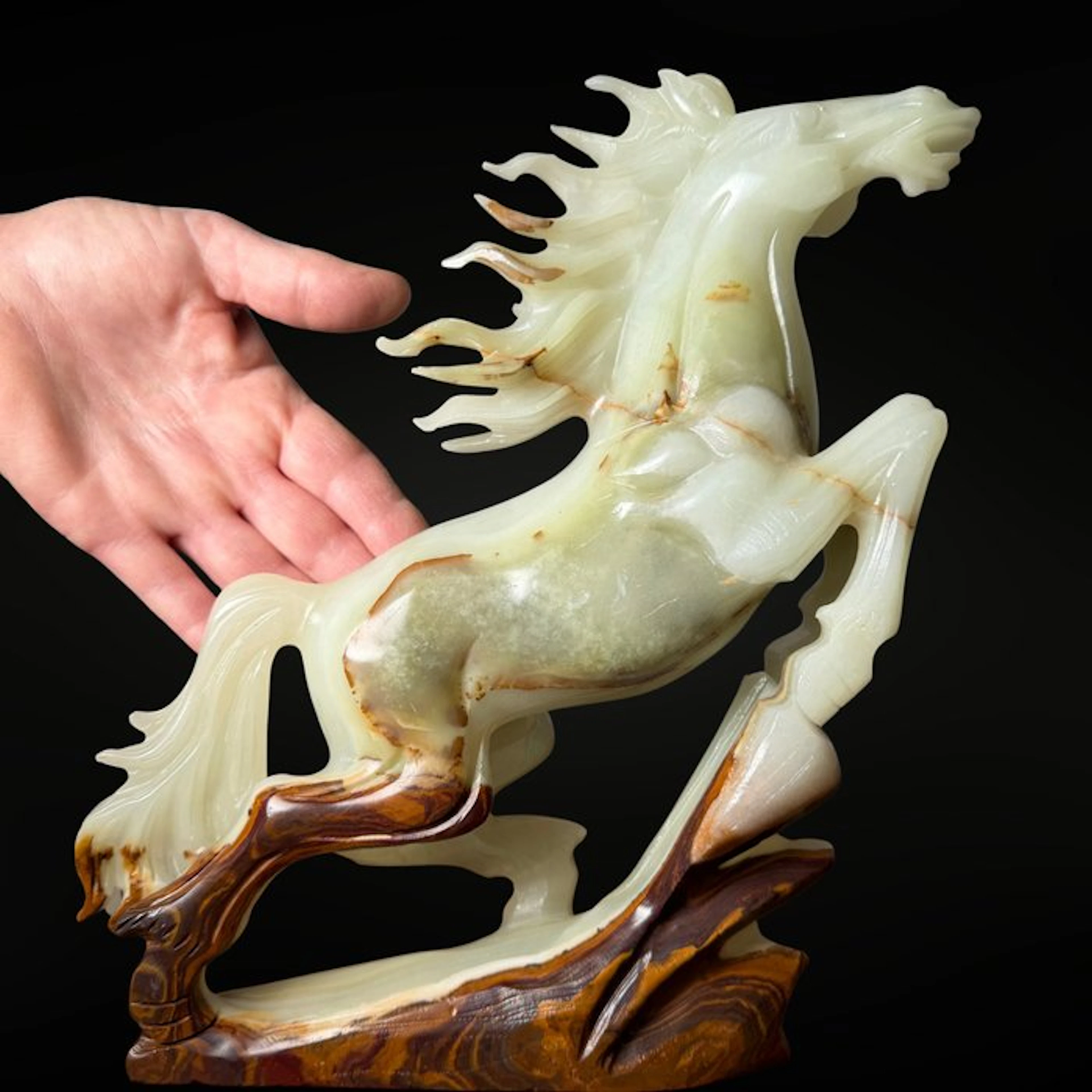 XXL onyx horse sculpture. Carving - Height: 260 mm - Width: 240 mm-