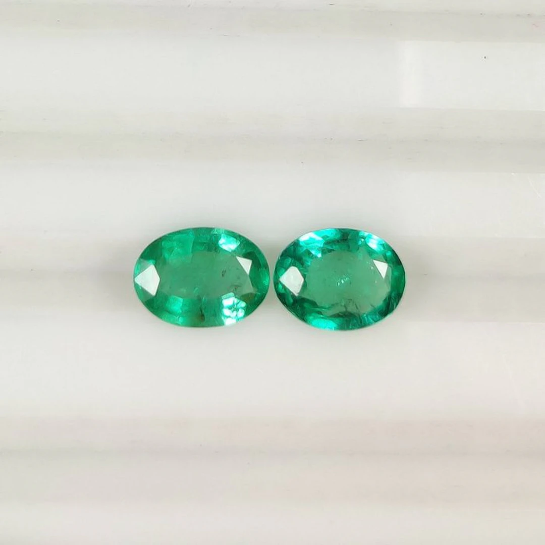 2 pcs Green Emerald - 1.89 ct - International Colored...