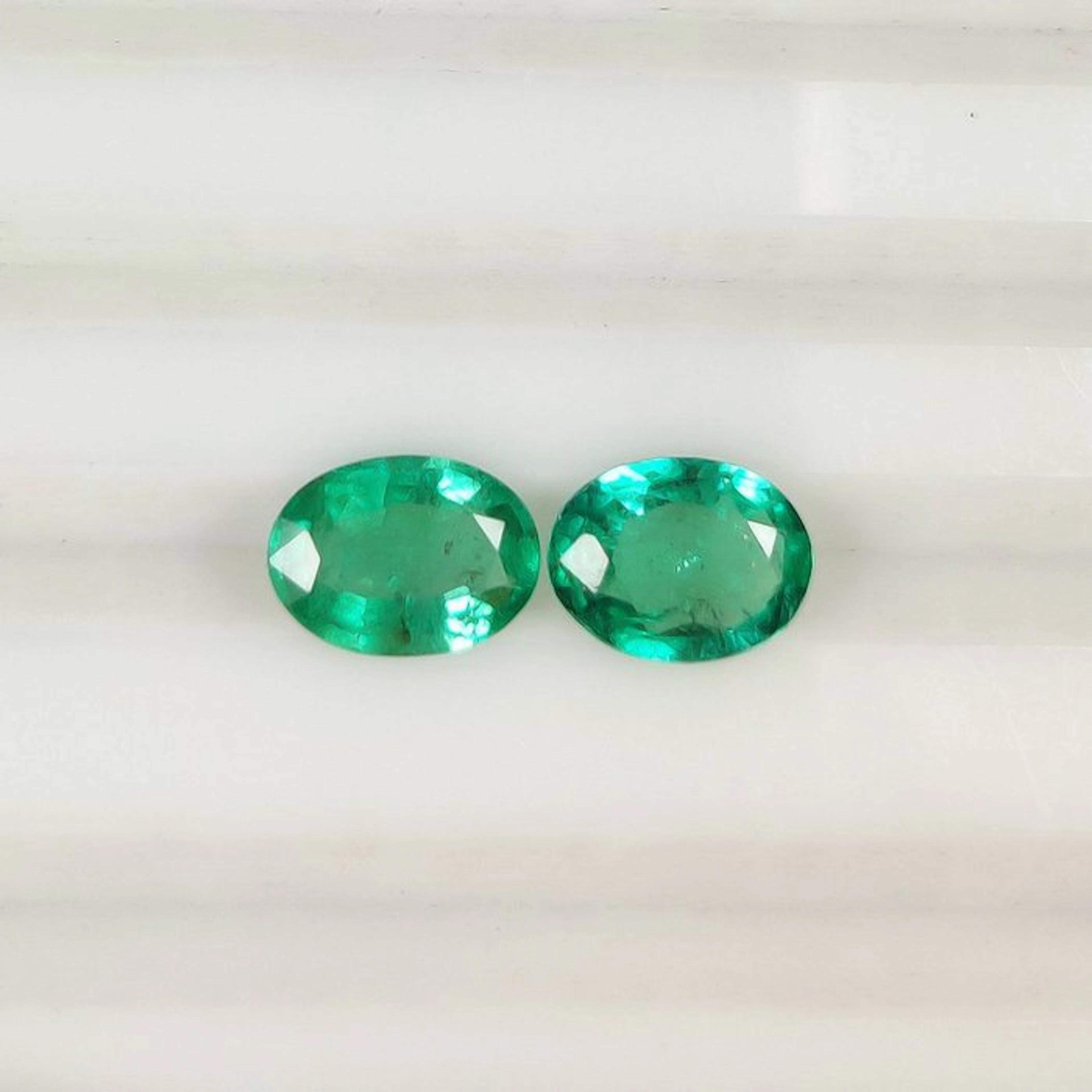 2 pcs Green Emerald - 1.89 ct - International Colored...