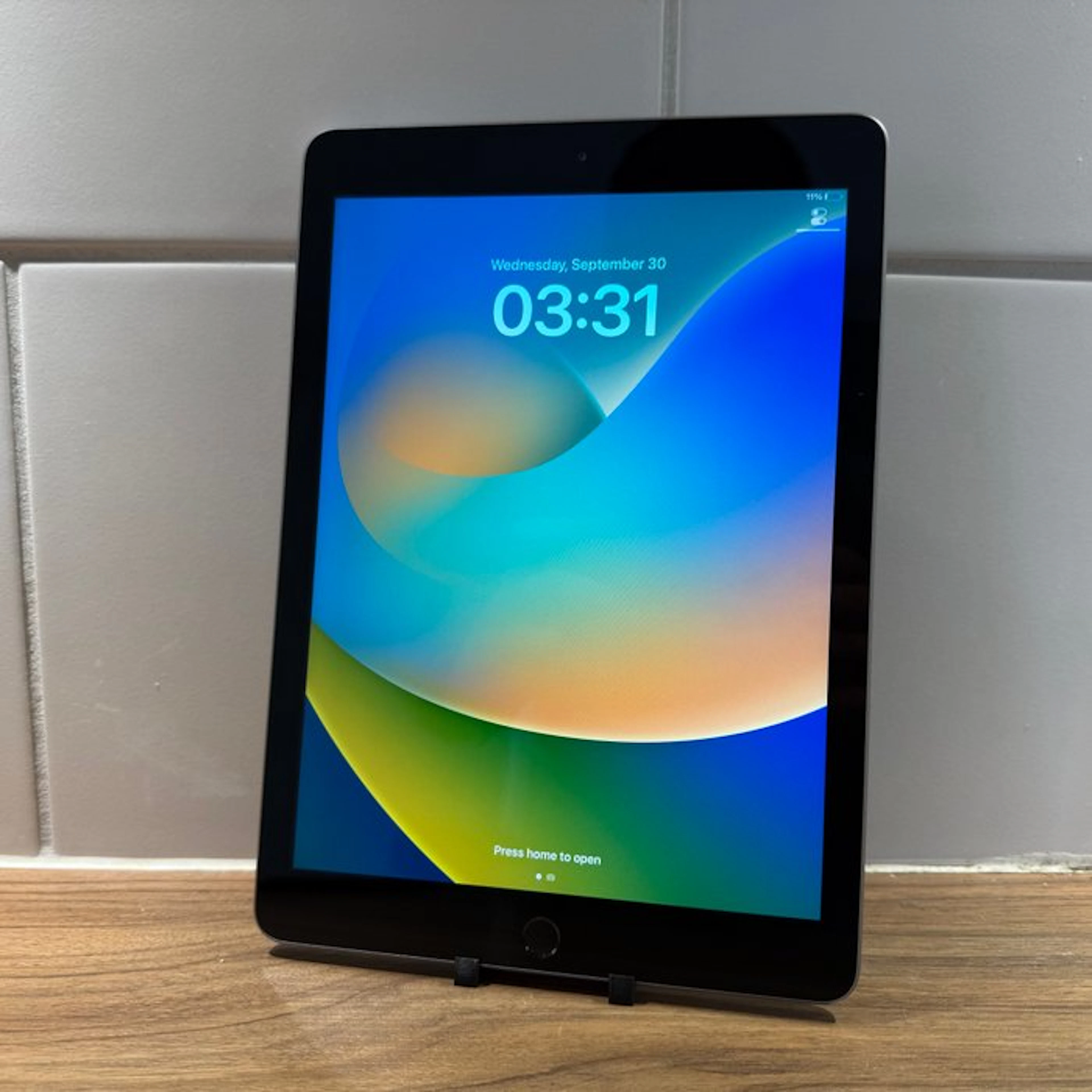 Apple iPad (5th Generation) 128GB Wifi - Mobile phone