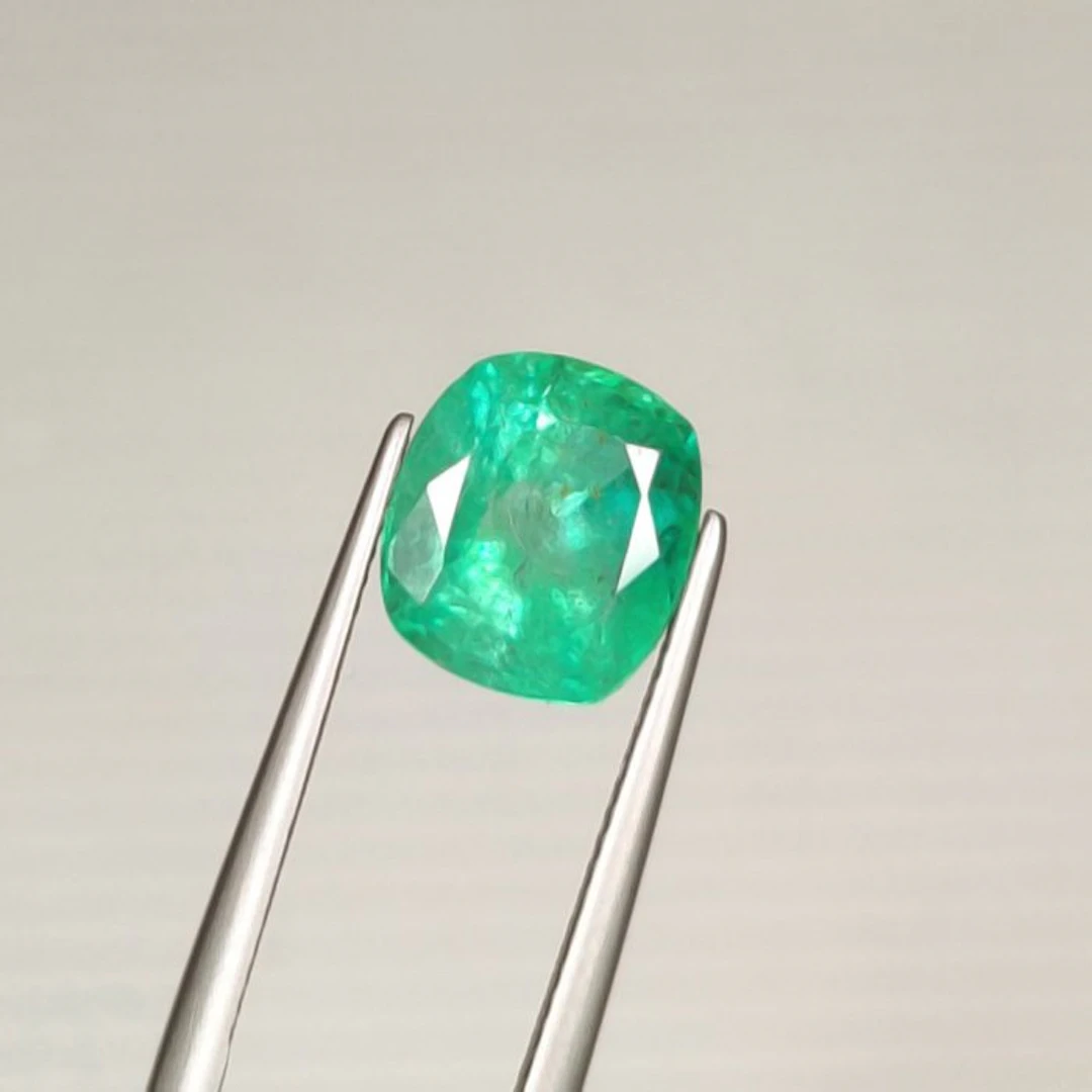 Green Emerald - 3.84 ct - International Gemological Institute (IGI)