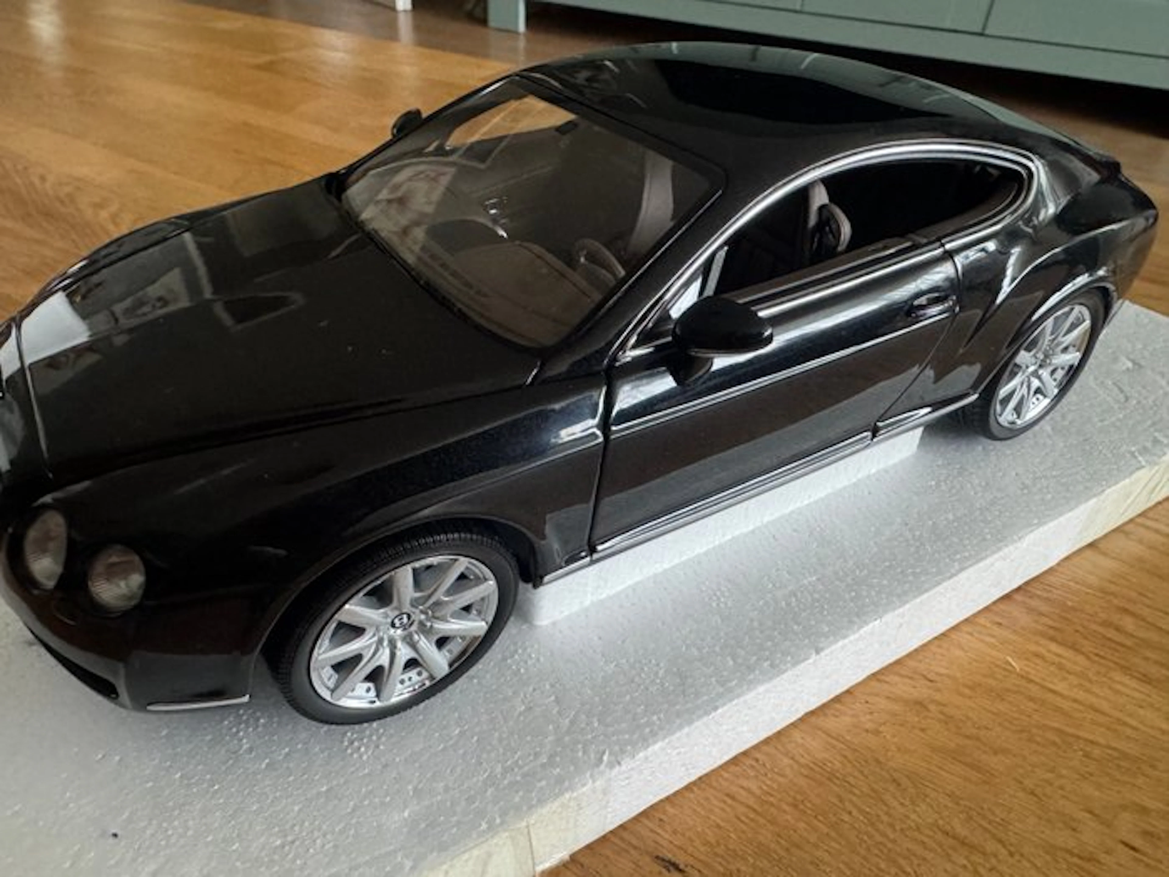 MiniChamps 1:18 - Model sports car - Bentley Continental GT