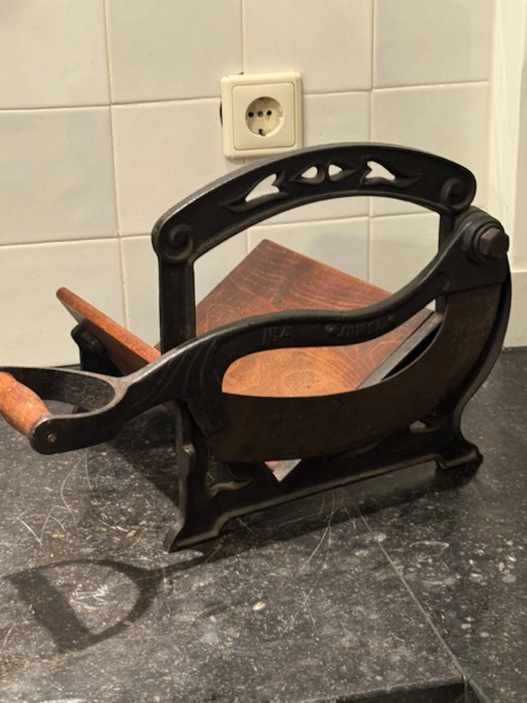 Bread slicer - cast iron, Wood - Antique bread slicing machine