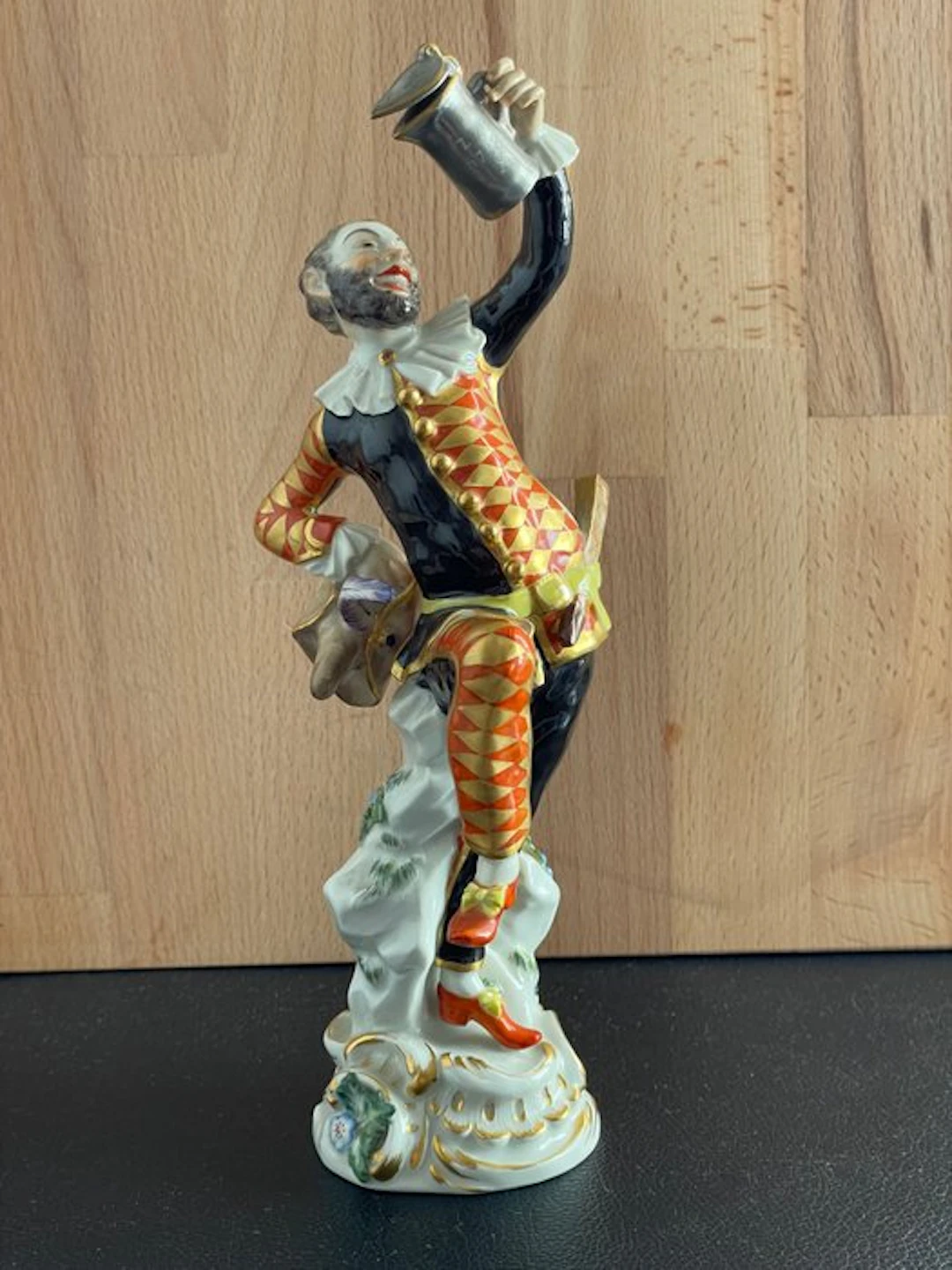 Meissen - Figure - Harlekin mit Deckelkanne - Porcelain