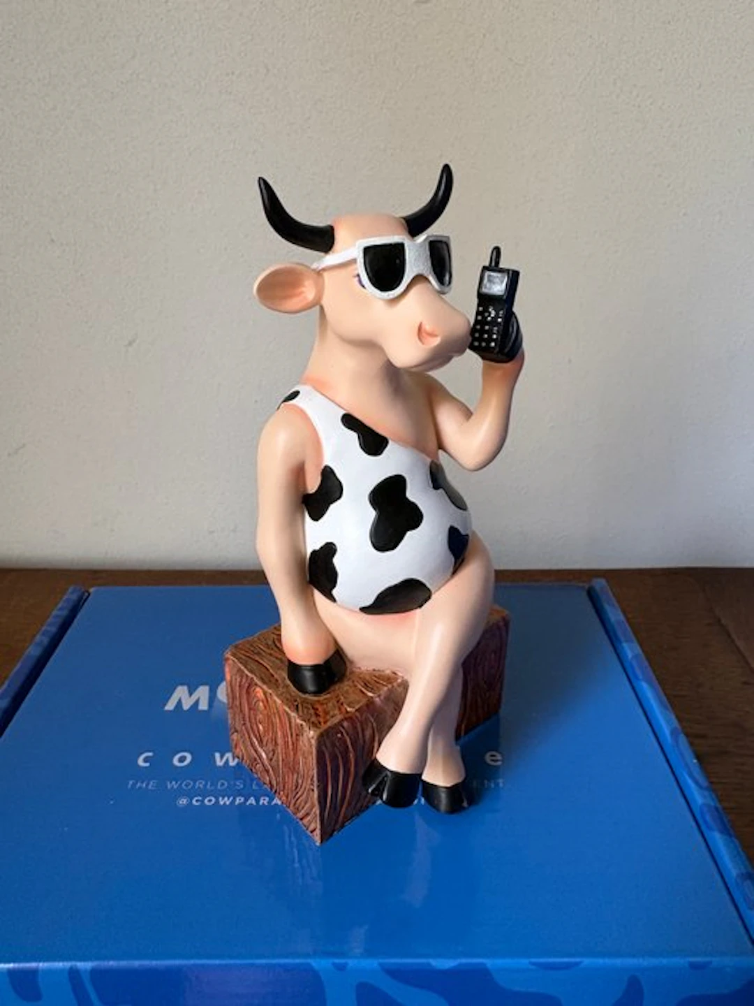 Figurine - Cow Parade. Cowparade. Call me now Cow. - Polyresin.
