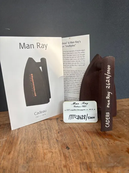 Man Ray (1890-1976) - Sculpture, Cadeau - 16 cm - Cast iron - 1974