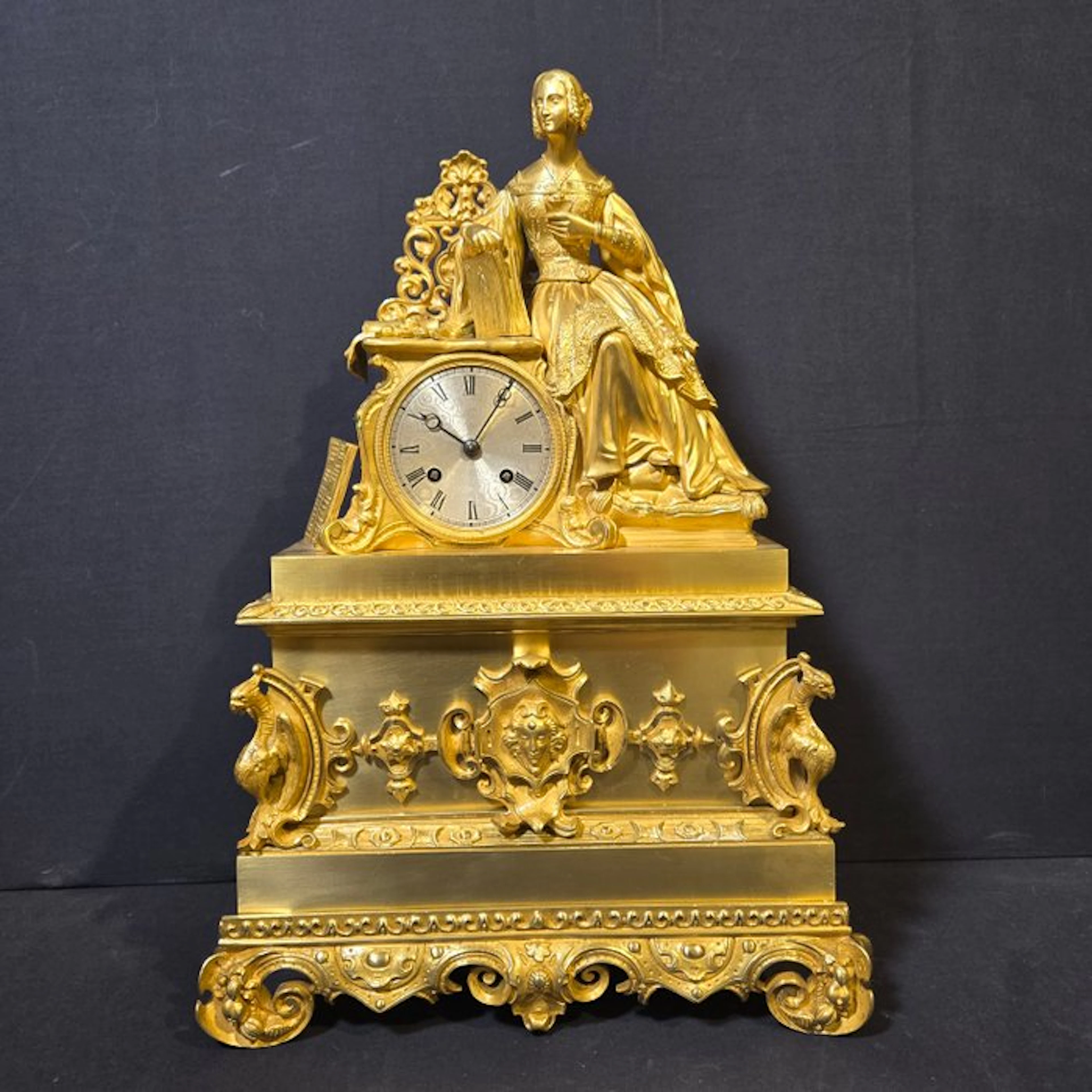 Figural mantel clock Empire - Gilt bronze - 1820 - Religious pendulum