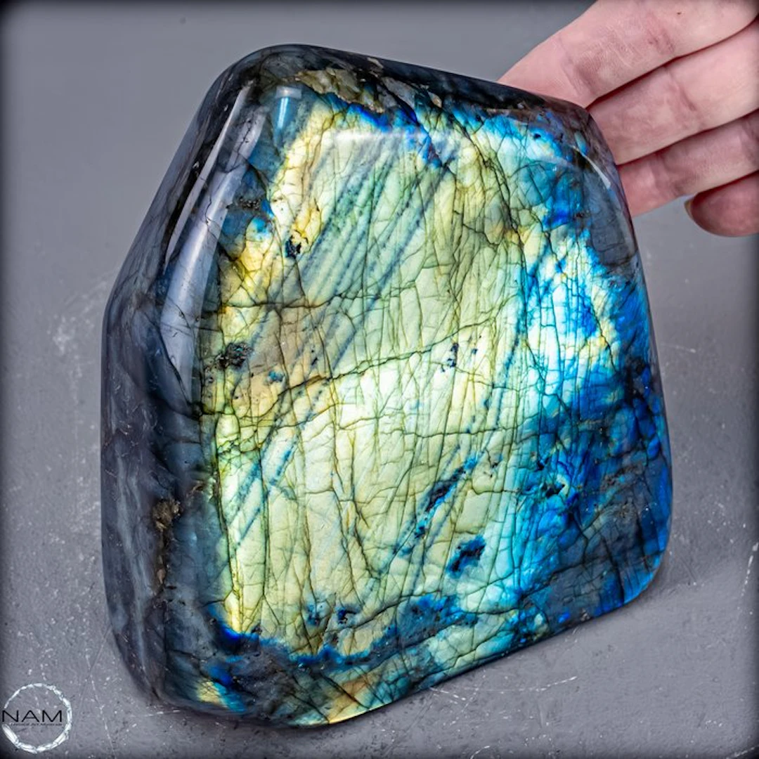 Natural labradorite from Madagascar – Nature's shimmering...