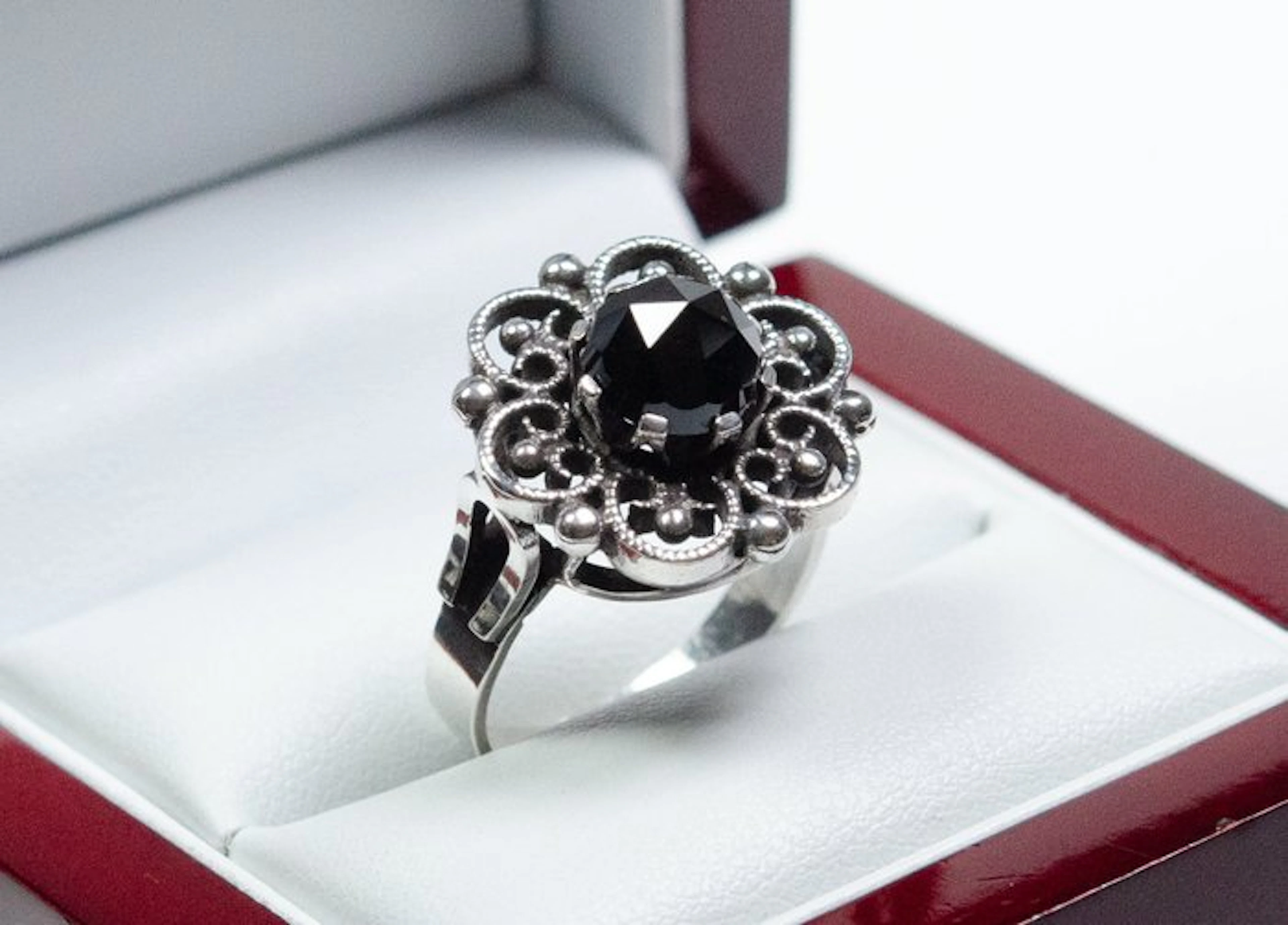 - min. 800 silver - 3.00 ct natural garnet - Ring