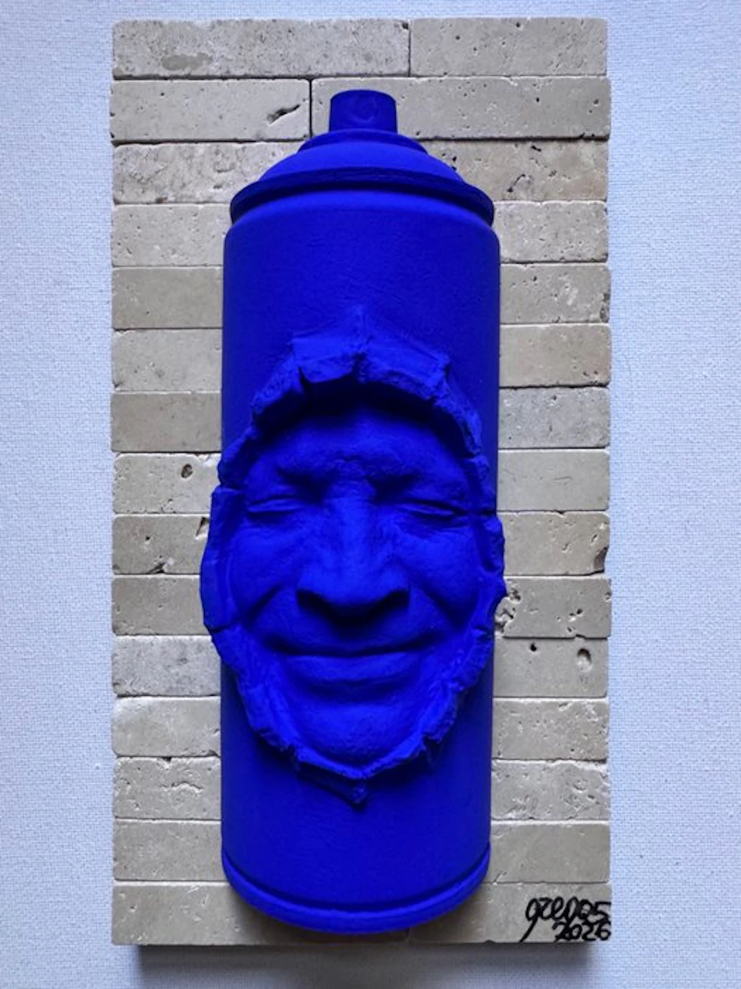 gregos - Blue smiling spray can on bricks