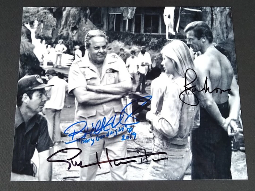 James Bond 007: The Man with the Golden Gun - Sir Roger...