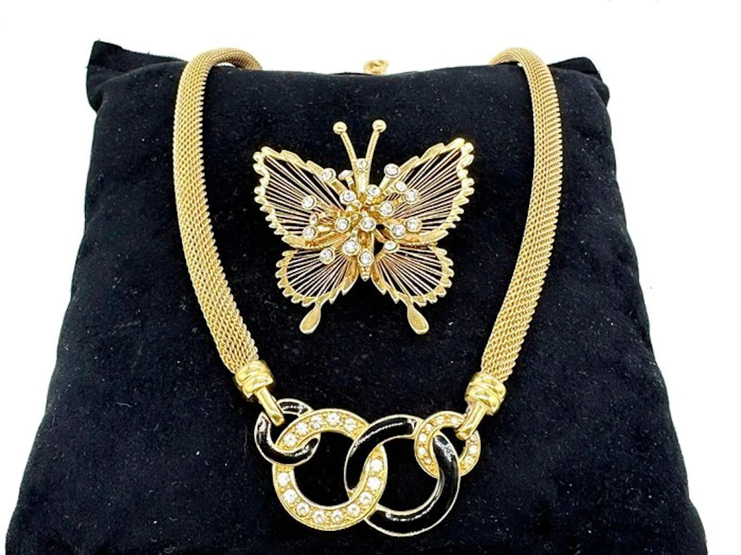 Monet - Gold-plated, 22 kt Brooch and - Necklace