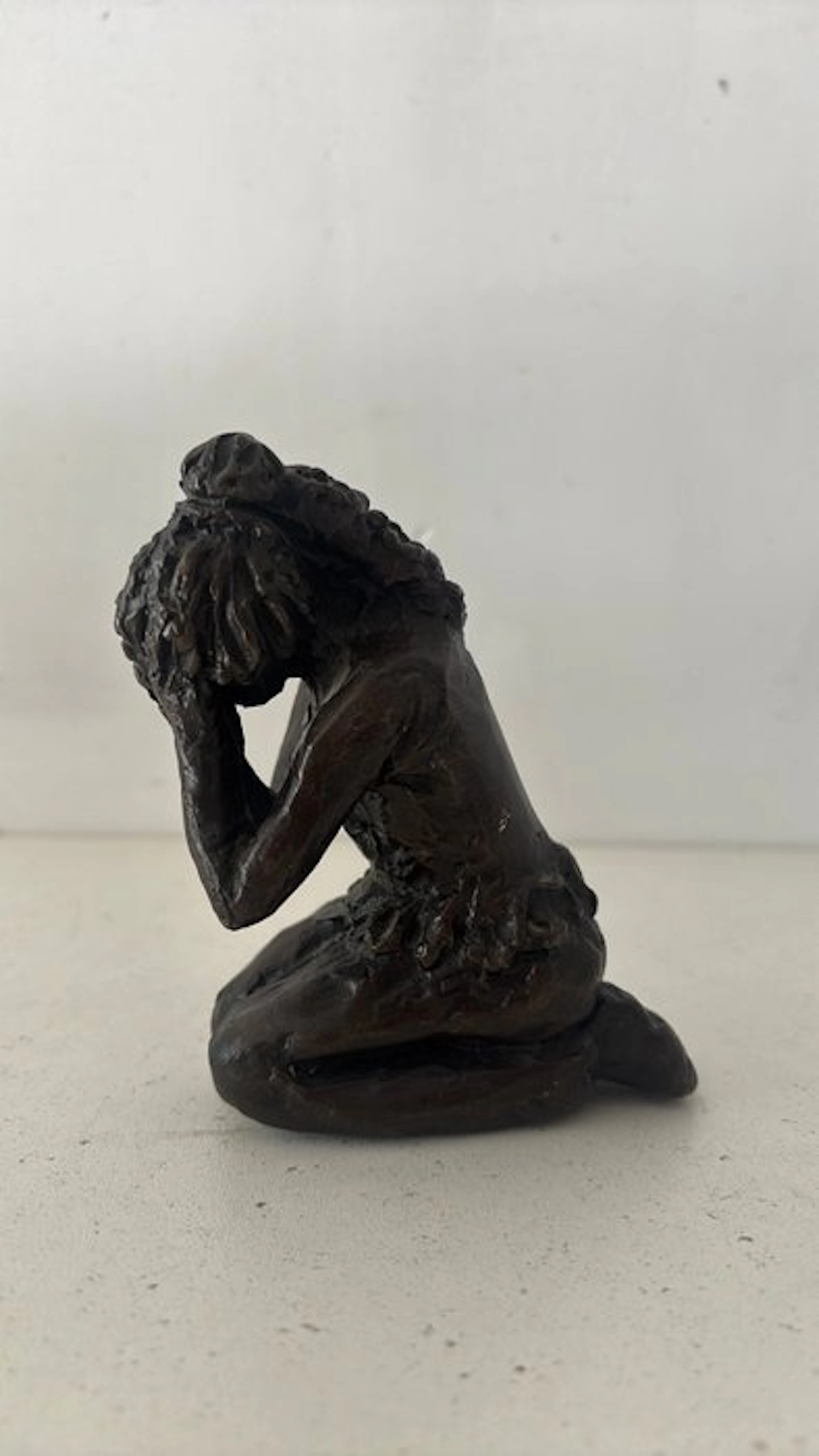 R. Tarnas (XX) - Expressieve bronzen sculptuur van een geknielde figuur