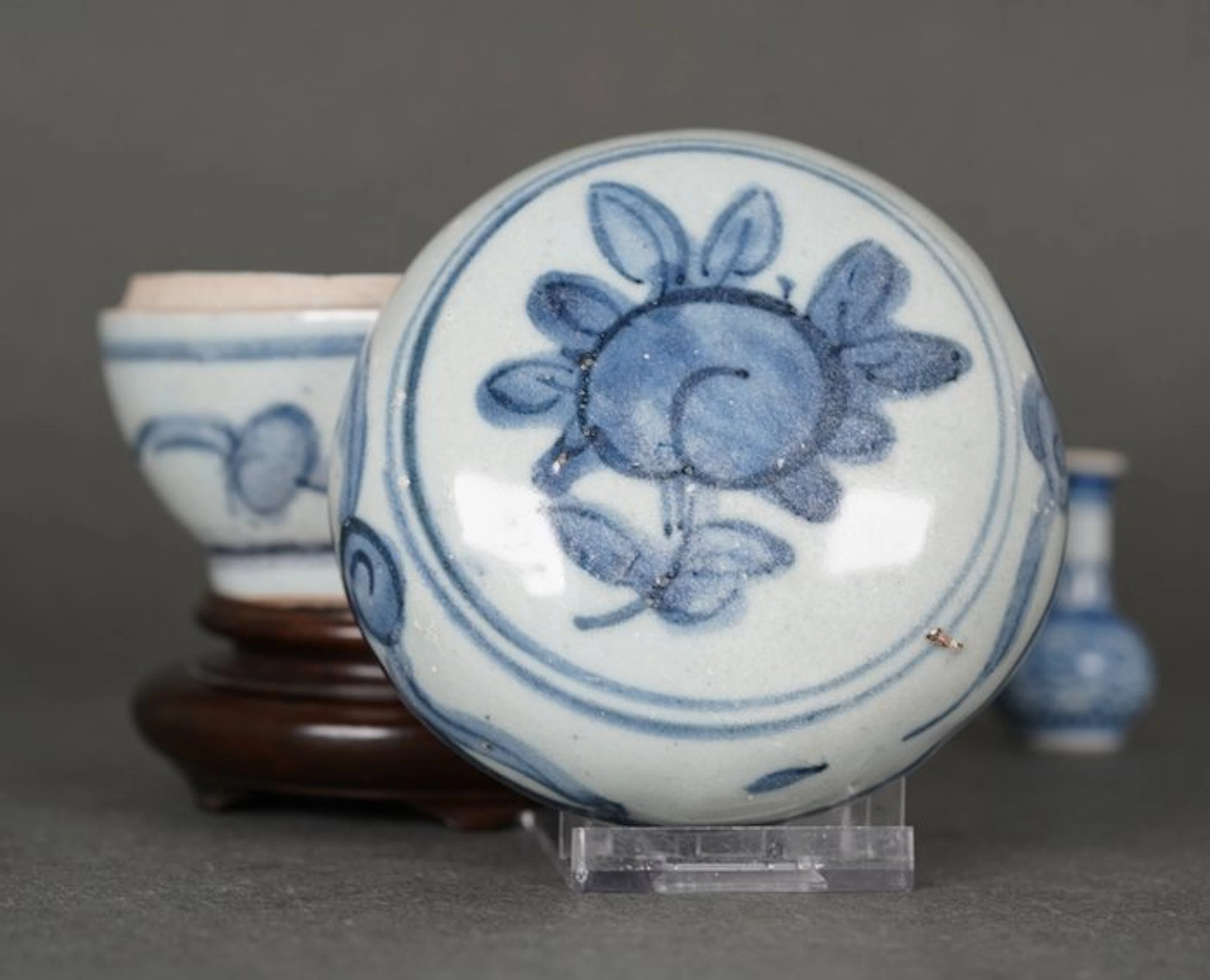Jiajing (1522-1566) - Box - Large Peach surrounded by...