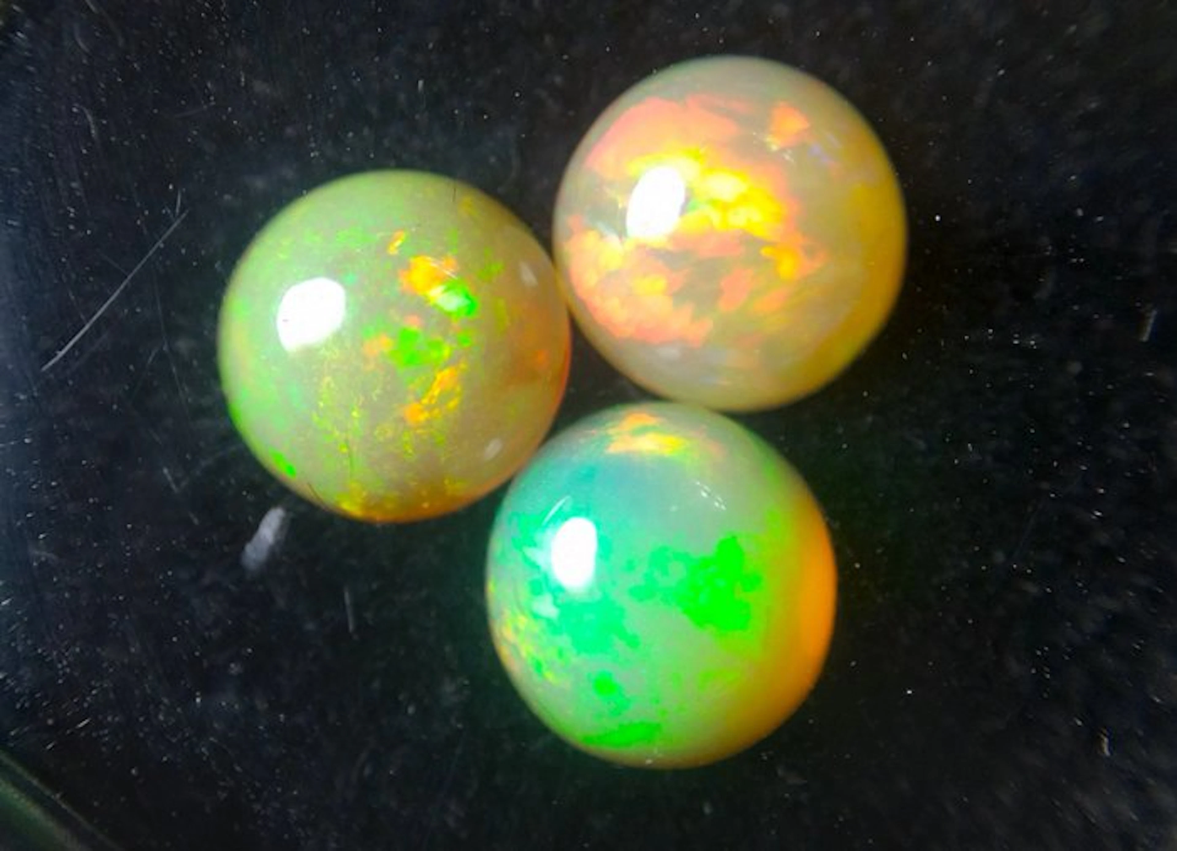 1.80 cts - Top Colors - 3 Natural Opals - Cabochon- 0.36 g