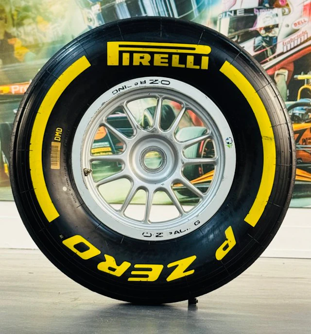 Tyre complete on wheel - Formule 1 Pirelli - O.Z.